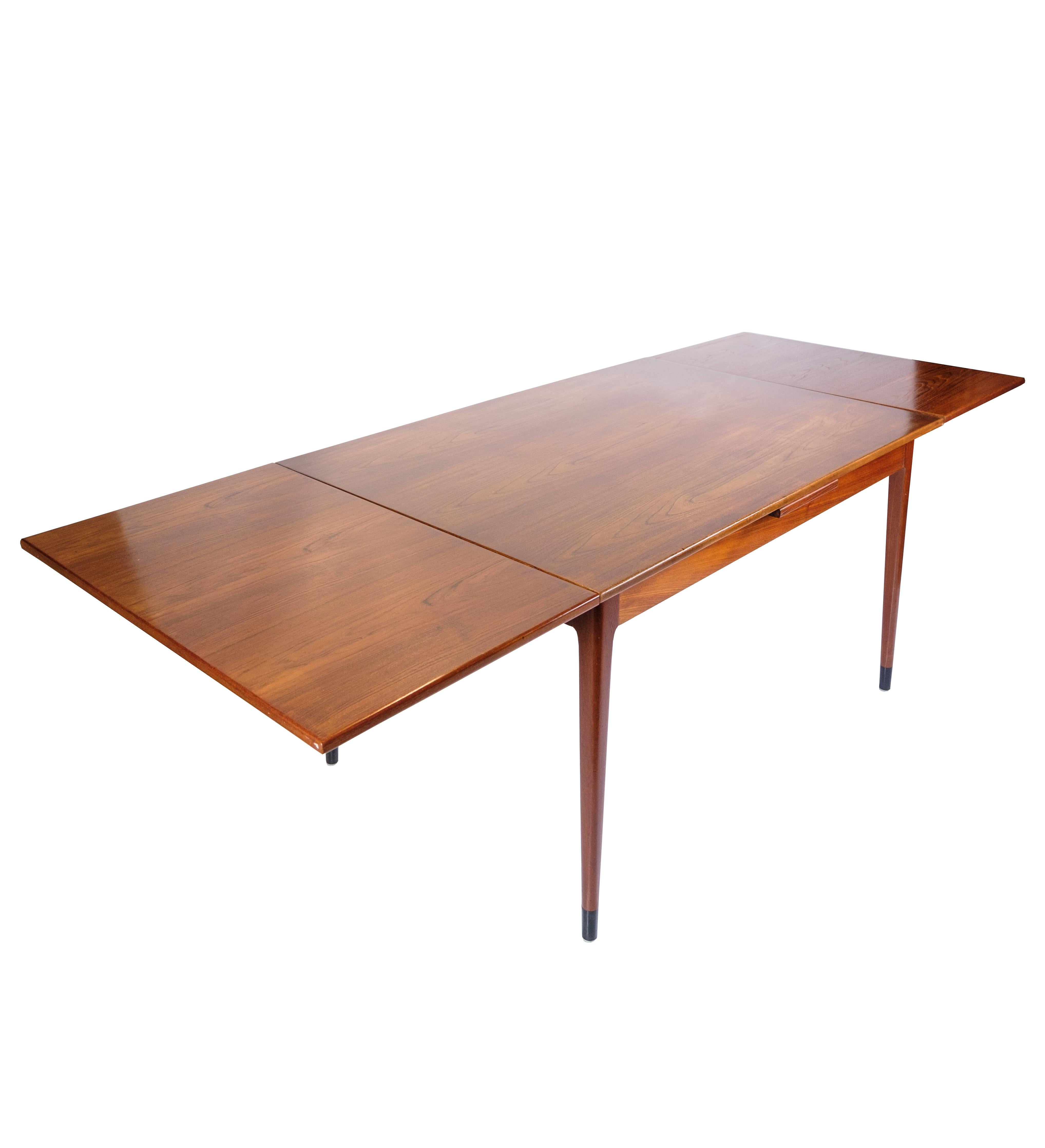 Dieser in den 1960er Jahren entworfene Esstisch mit Verlängerung aus Teakholz ist ein schönes Beispiel für dänisches Design der Jahrhundertmitte. Der Tisch vereint Eleganz, Funktionalität und Langlebigkeit und ist damit eine ideale Ergänzung für