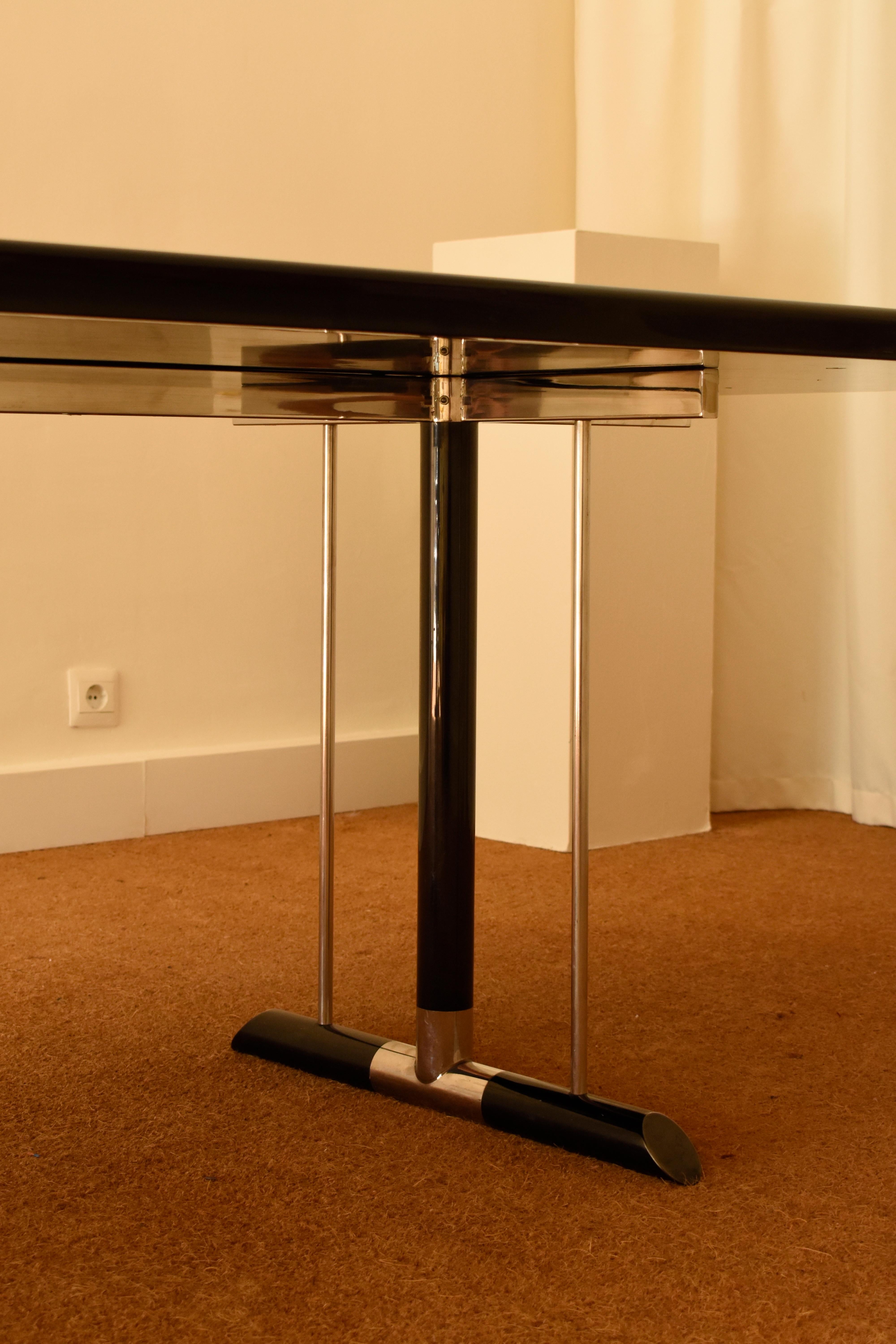 Table à manger                                                                                      
Fabriqué par Simon Gavina                                                                      Italie, années 1970                                  