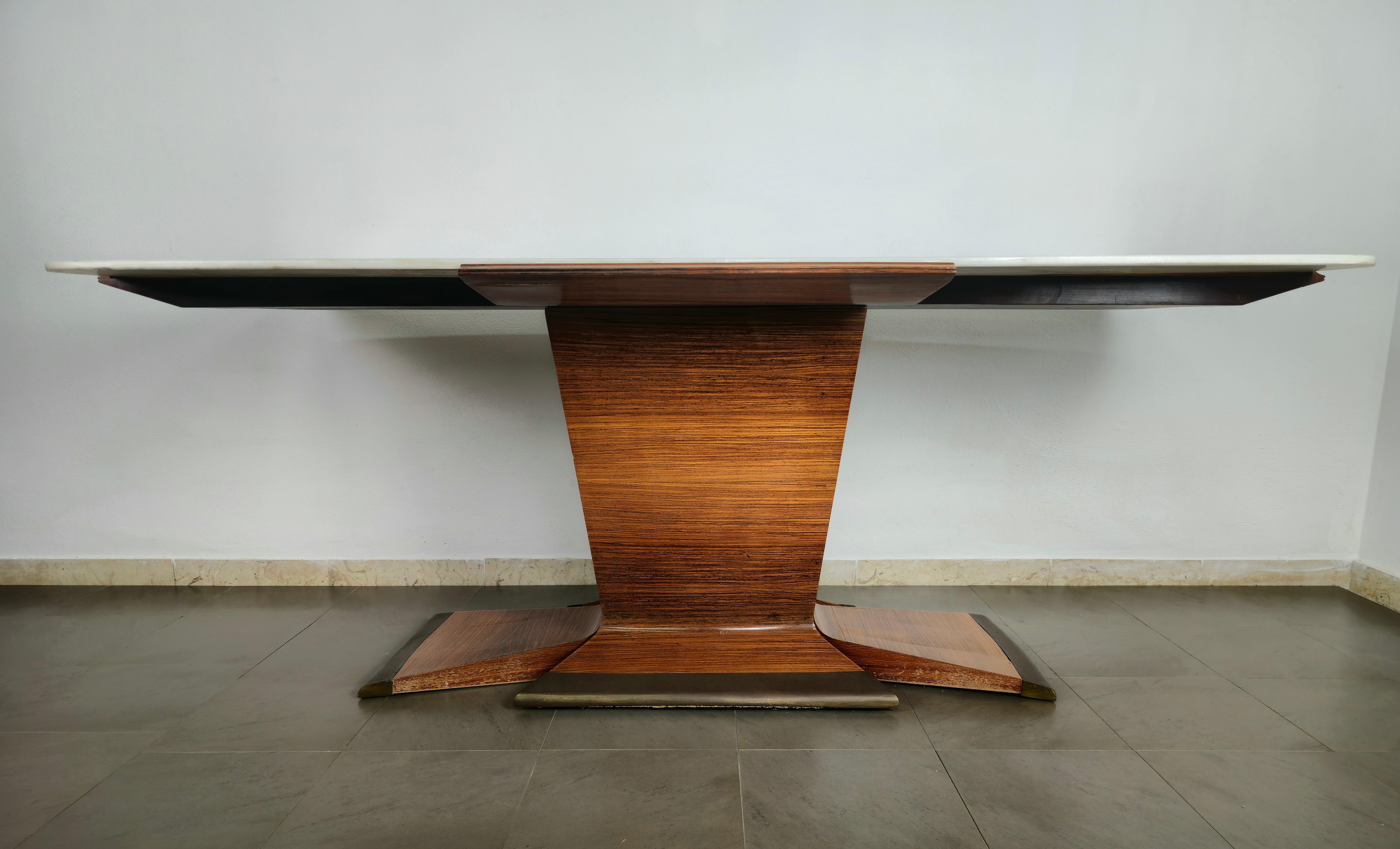 Large dining table produced in Italy in the 1950s attributable to the designer Vittorio Dassi.
The dining table was made of curved wood with brass finishes (they still retain their original patina) on the feet and top in white carrara