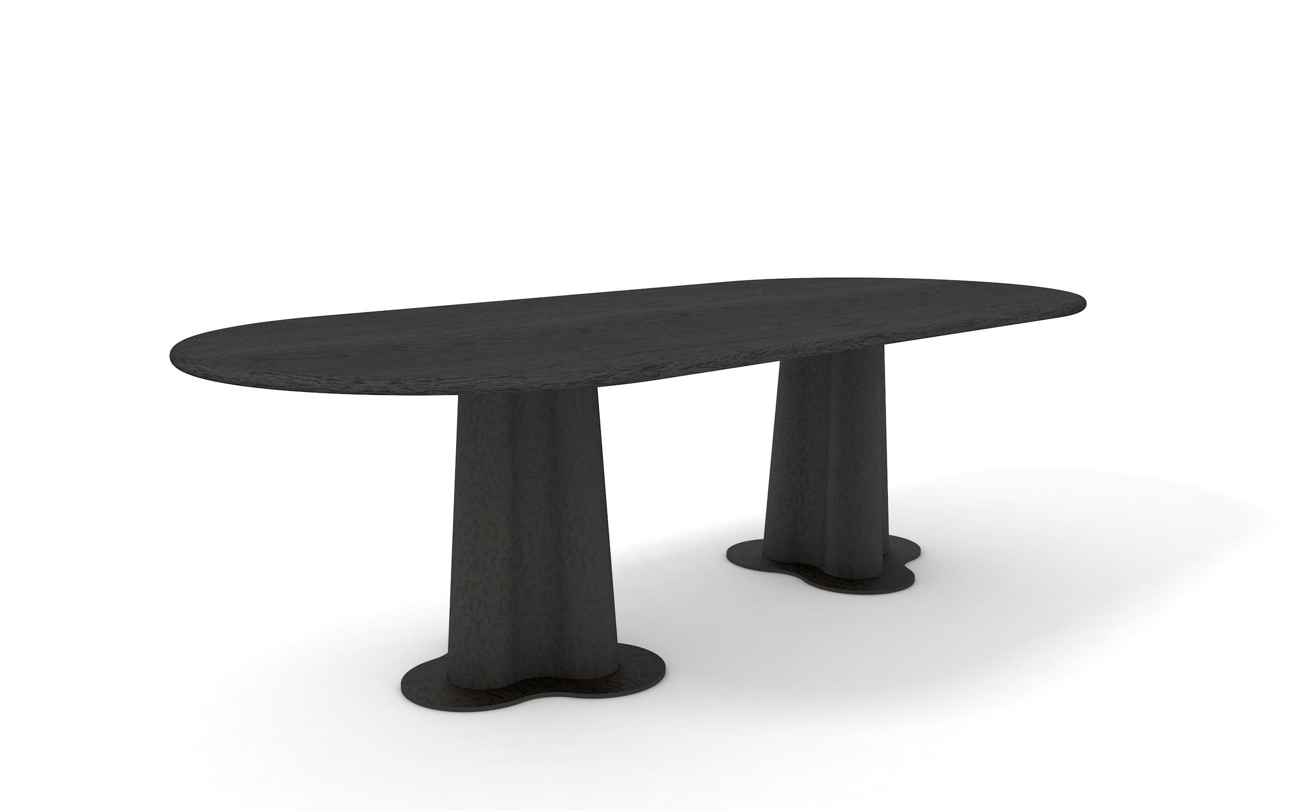 Évoquant à la fois le néant et l'infini dans l'inconscient collectif, la couleur noire est chargée de mystère et d'une puissance naturelle qui explique son rôle primordial dans l'expression artistique.
En jouant avec une multiplicité de matériaux -