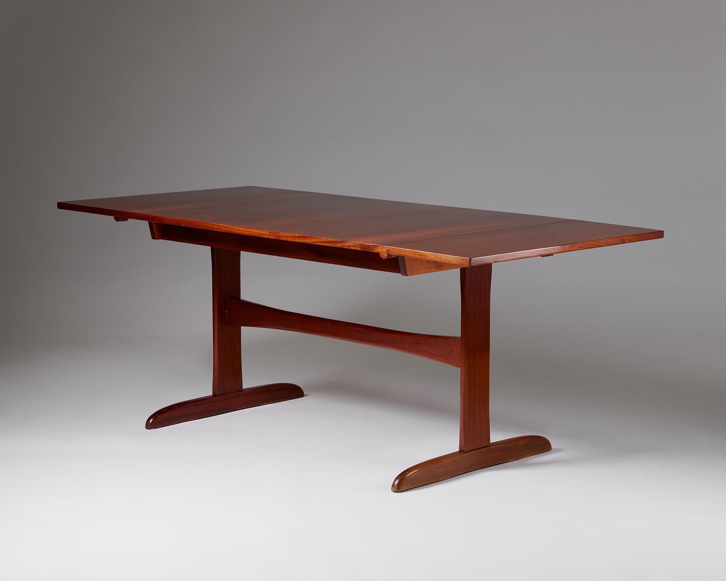 Dining table model 1197 designed by Josef Frank for Svenskt Tenn, 
Sweden, 1940s.

Mahogany.

This simple yet elegant dining table is an excellent example of how Josef Frank combined Viennese elegance with Swedish functionalism to achieve a truly