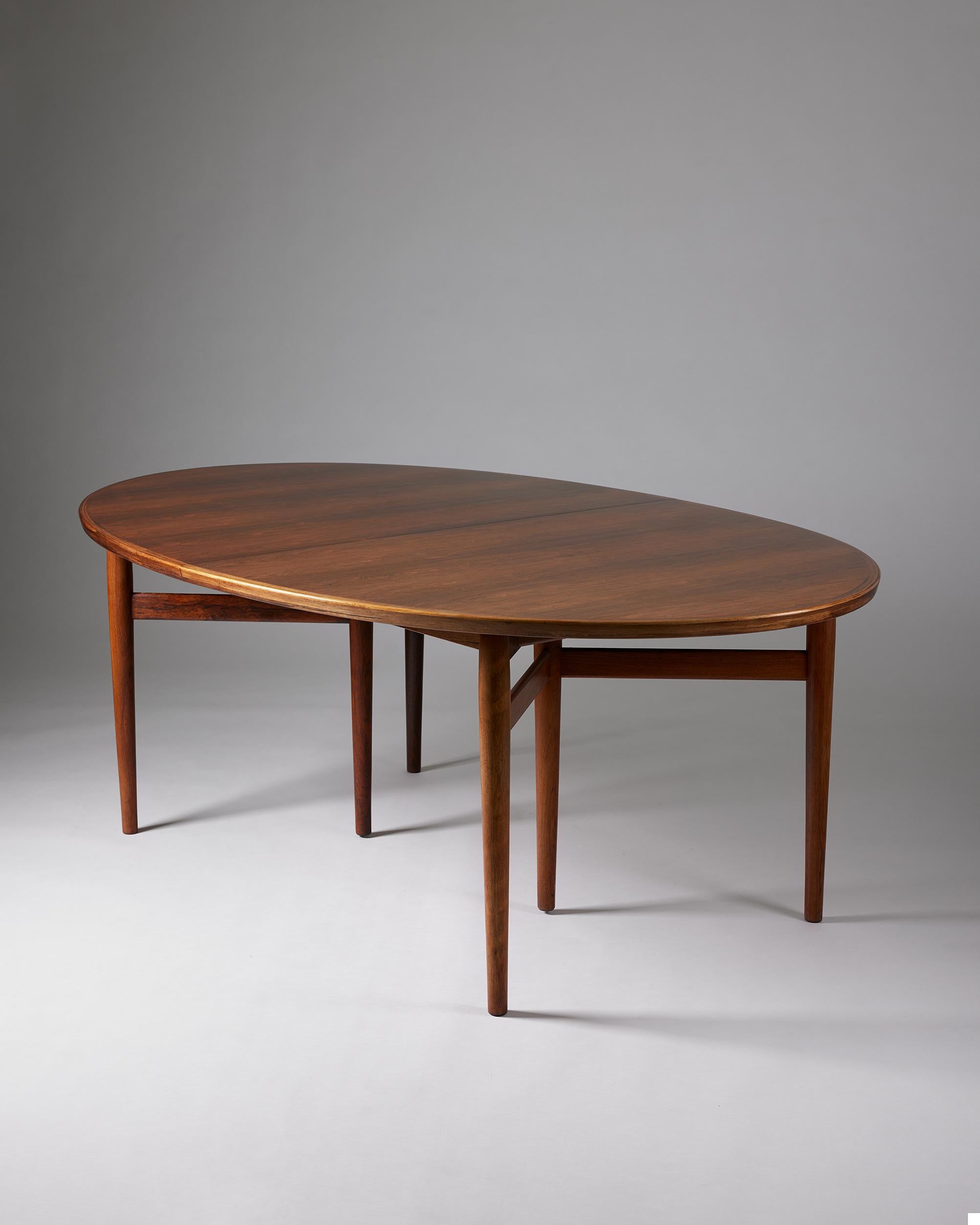 Mid-Century Modern Dining table model 227 designed by Arne Vodder for Sibast, Denmark, 1950s For Sale