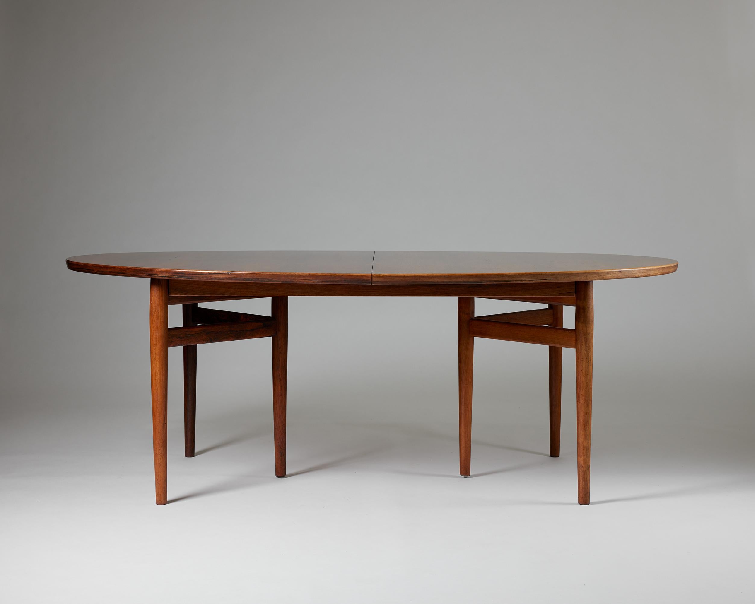 Dining table model 227 designed by Arne Vodder for Sibast, Denmark, 1950s In Good Condition For Sale In Stockholm, SE