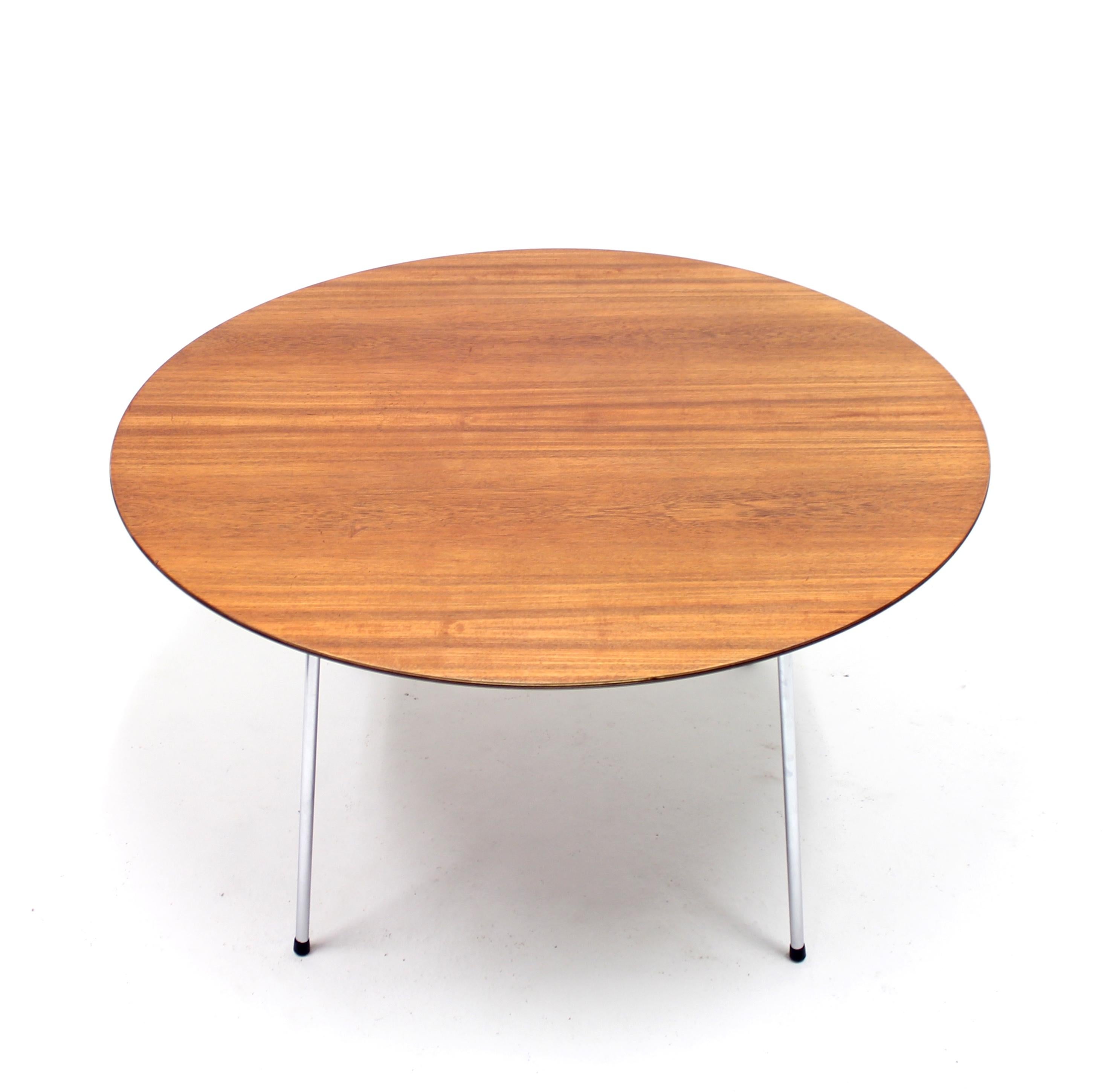 Esstisch Modell 3600:: entworfen von Arne Jacobsen für Fritz Hansen im Jahr 1952. Dieses Exemplar wurde höchstwahrscheinlich in den 1960er Jahren hergestellt. Insgesamt in einem sehr guten Zustand. Neu poliert Tischplatte mit einem schönen reichen