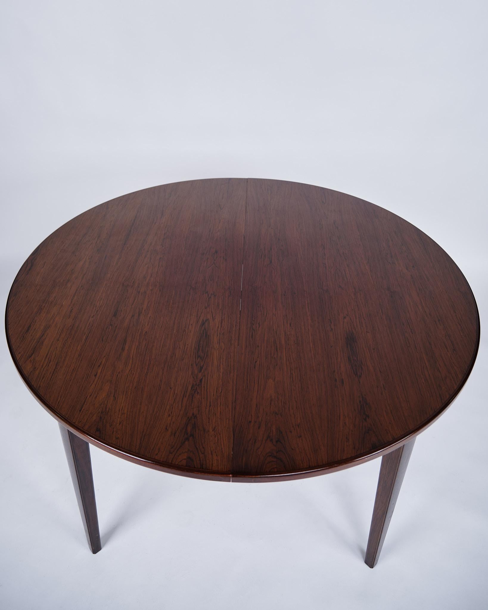 Table de salle à manger Omann Junior, modèle 55 de 1960 en bois de rose. Design/One classique.

- Origine : Danemark
- Fabricant : Omann Junior
- Modèle : 55
- Période 1960
- MATERIAL : Bois de rose
- Dimensions : H : 71 cm, Dia : 120 cm : H : 71