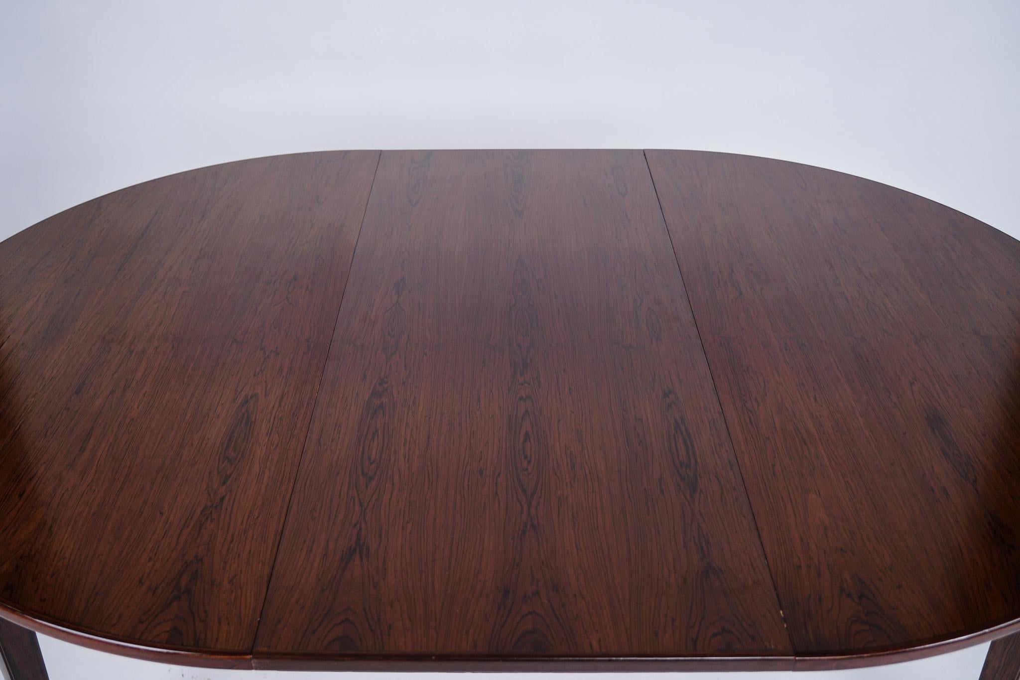 Table de salle à manger Model No 55 en bois de rose par Omann Junior des années 1960 en vente 2