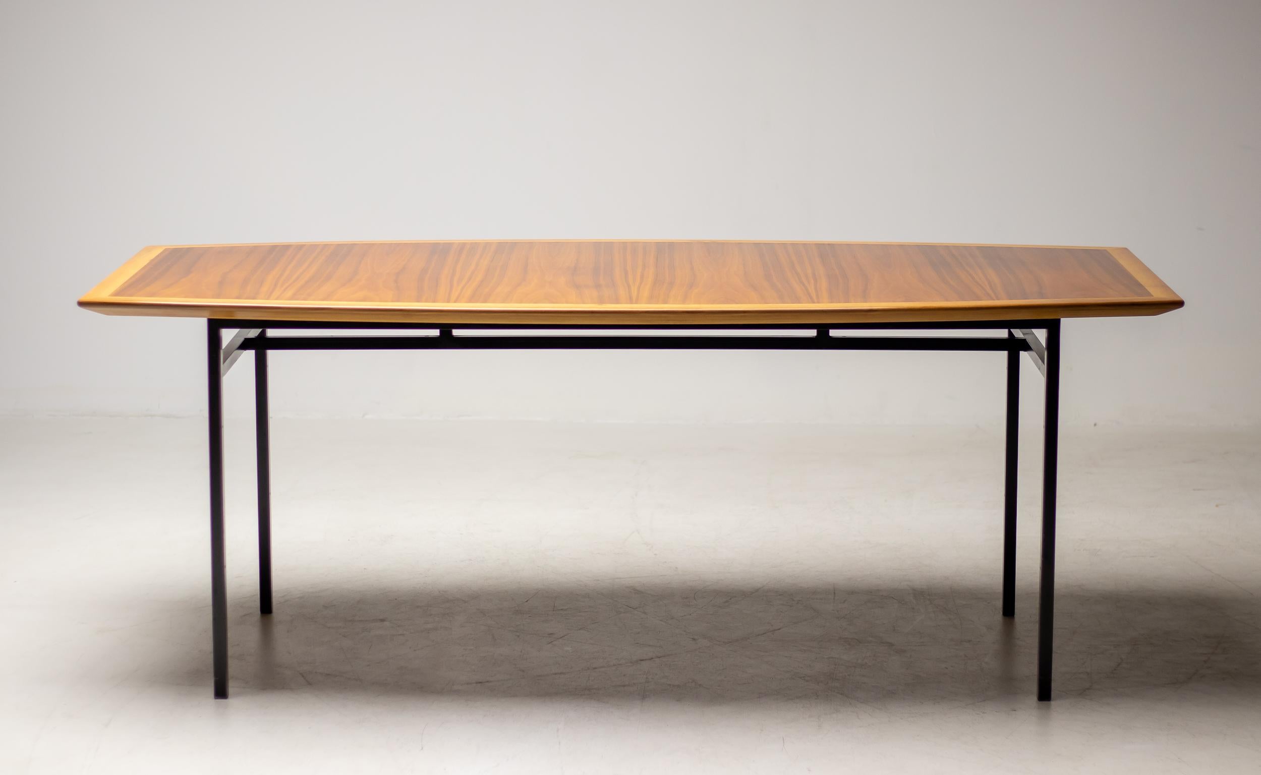 Florence Knoll model 578 dining or conference table.
The table features a boat shaped top in walnut with an enameled square tubular steel base.
The beautiful book matched walnut table top features a contrasting beveled edge.
Marked with label, made
