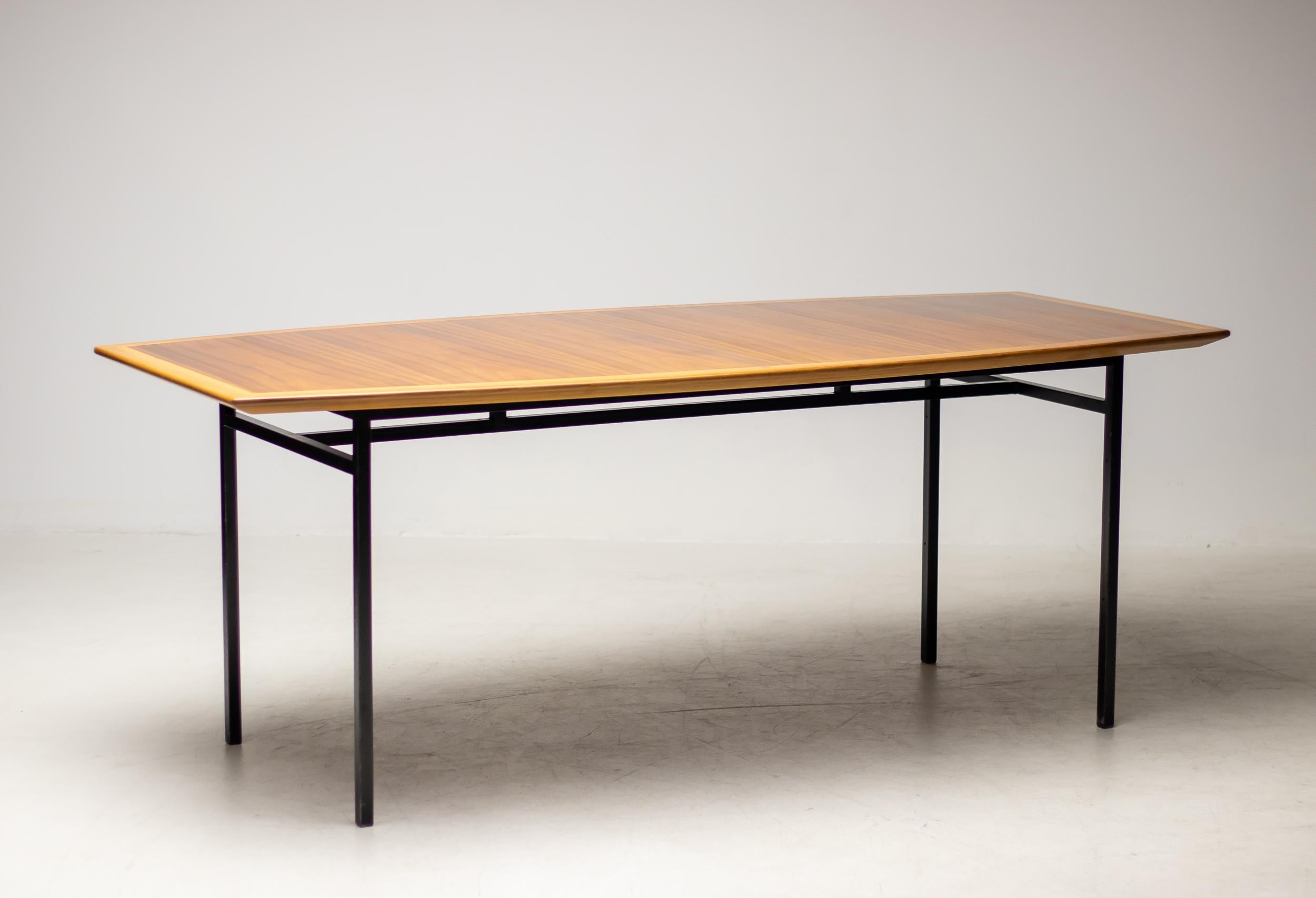 Mid-20th Century Dining Table Model 578 in Walnut by Florence Knoll For Sale