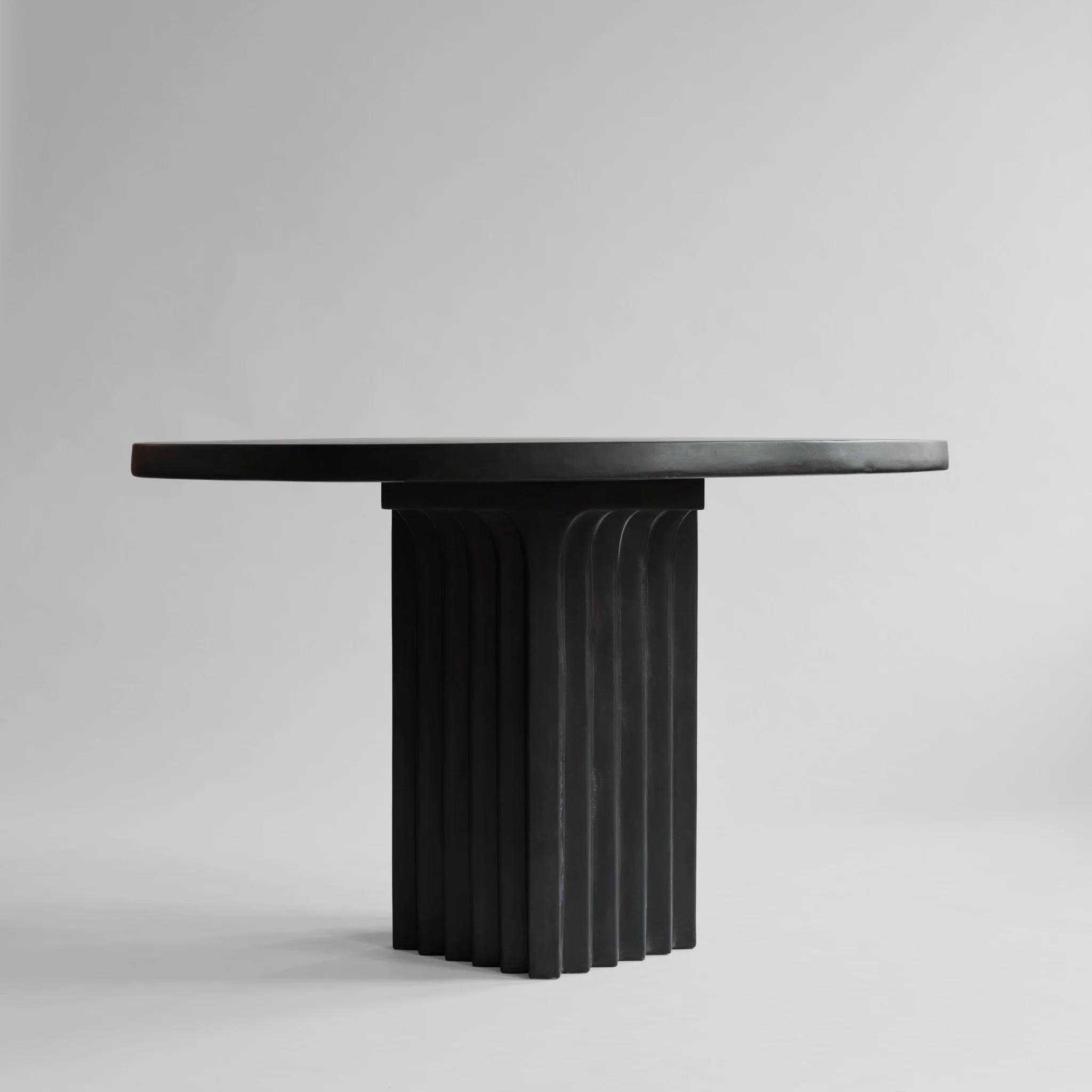Table à manger, arc de modèle, style art déco, Béton Fibreux, œuvre contemporaine.

La table de salle à manger modèle Arc est fabriquée en béton et en fibre, dans le style Art déco.
Inspiré par le mouvement d'architecture brutaliste du milieu du 20e