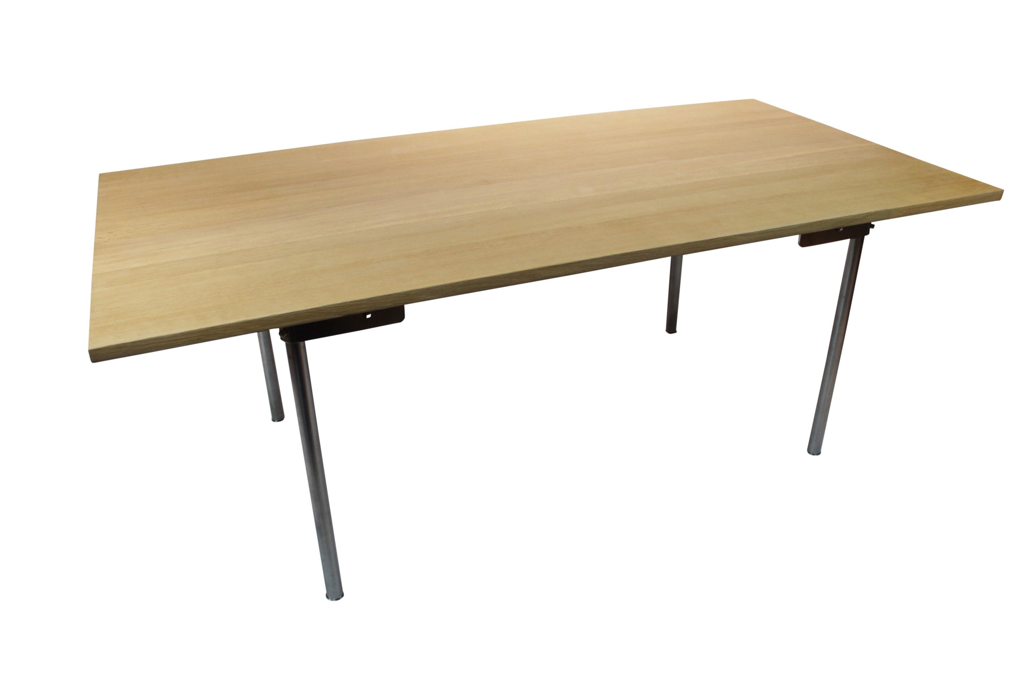 Dining table, model CH318, designed by Hans J. Wegner in 1960 and manufactured by Tranekær Furniture on behalf of Carl Hansen & Son in 2003. The table is of oak and stainless steel, and in great vintage condition.