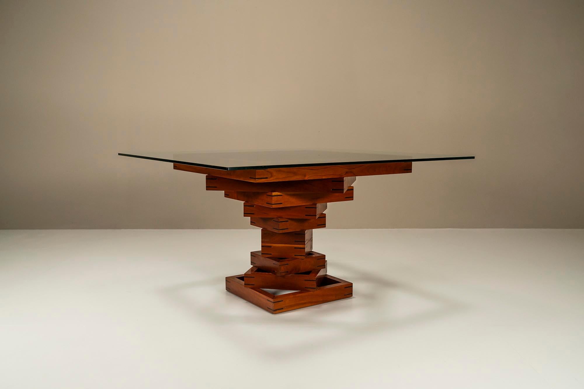 Dining table model “Corinto” by Ferdinando Meccani for Meccani Arredamento.An anything but modest dining room table is the “Corinto” by the Italian designer Ferdinando Meccani. The table was designed in 1978 in tandem with the sideboard that bears