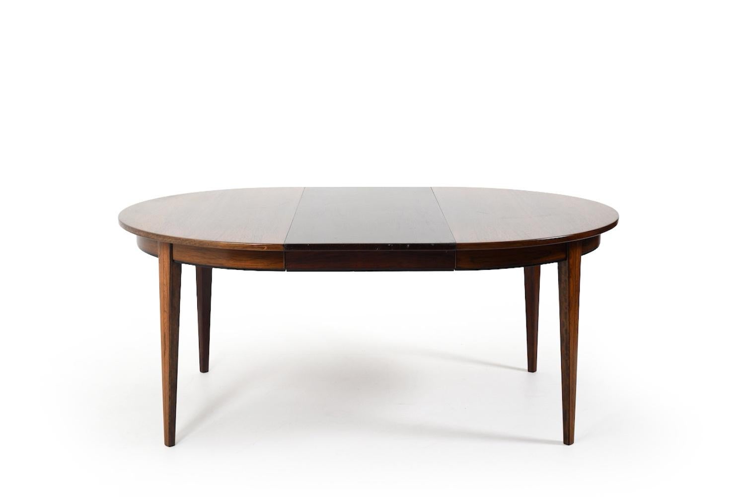 Table de salle à manger danoise ronde / ovale. Conception par Design/One Jun. Modèle 55. Produit par Omann Jun Møbelfabrik, c.1960. La table doit être agrandie avec 3 plaques (1 plaque dans le même bois que la table, 2 plaques dans un autre bois que