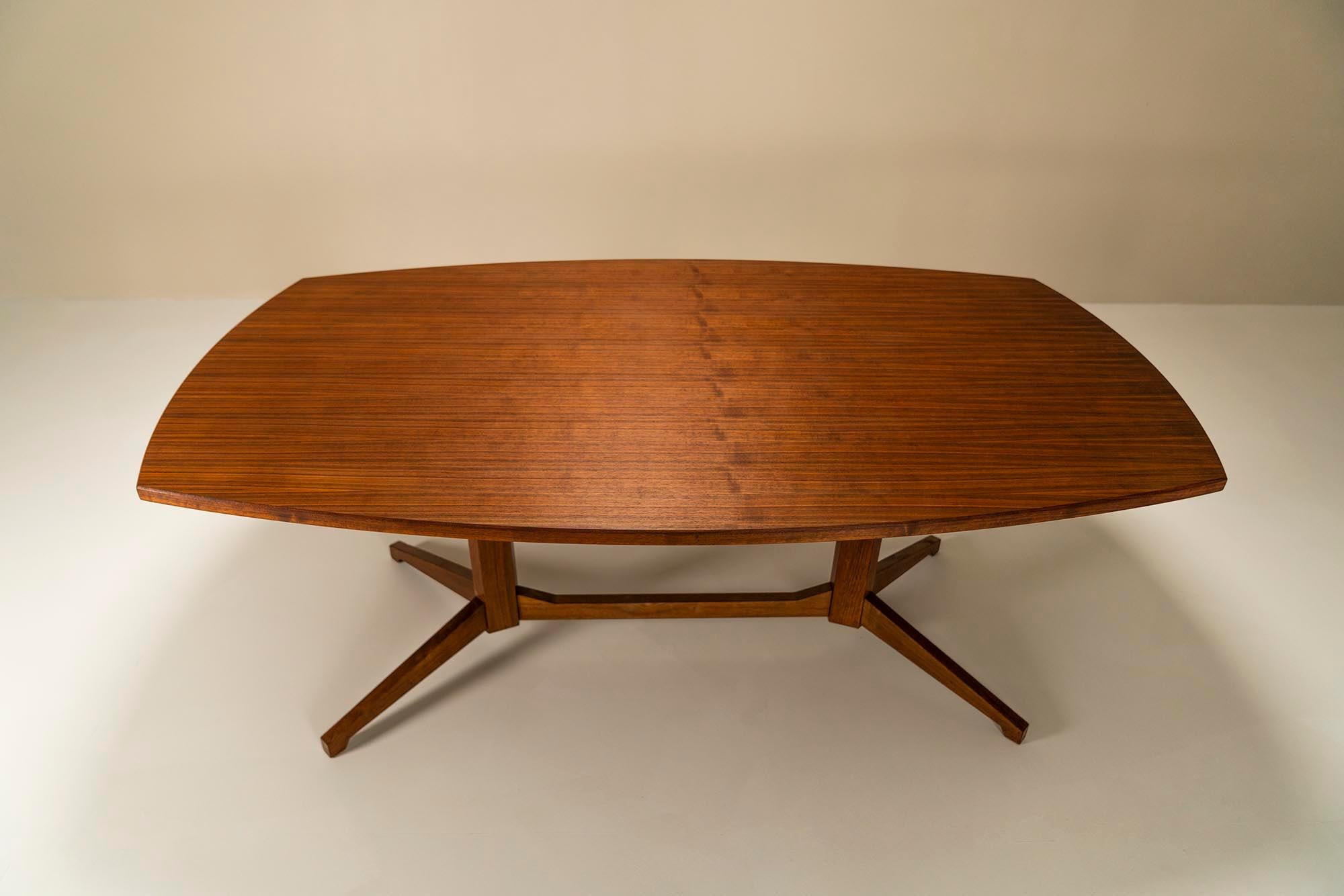 Magnifique table de salle à manger modèle 'TL22' de Franco Albini et Franca Helg pour Poggi, datant de 1958. Les architectes Albini et Helg ont travaillé ensemble sur un grand nombre de projets de 1951 jusqu'à la mort d'Albini en 1977. Tant dans le