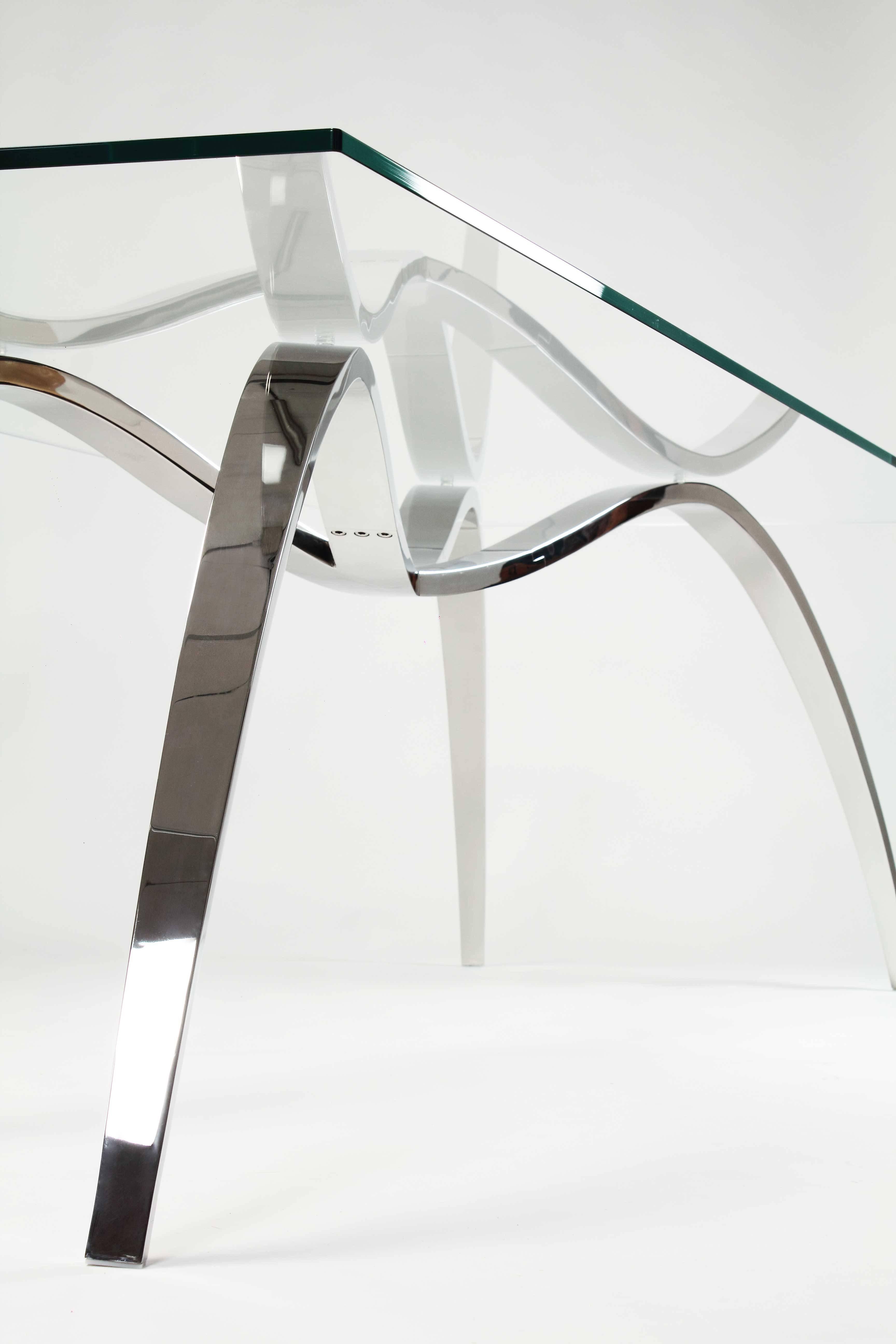 italien Table à écrire de bureau à pieds araignée avec miroir et plateau en acier, design de collection en vente