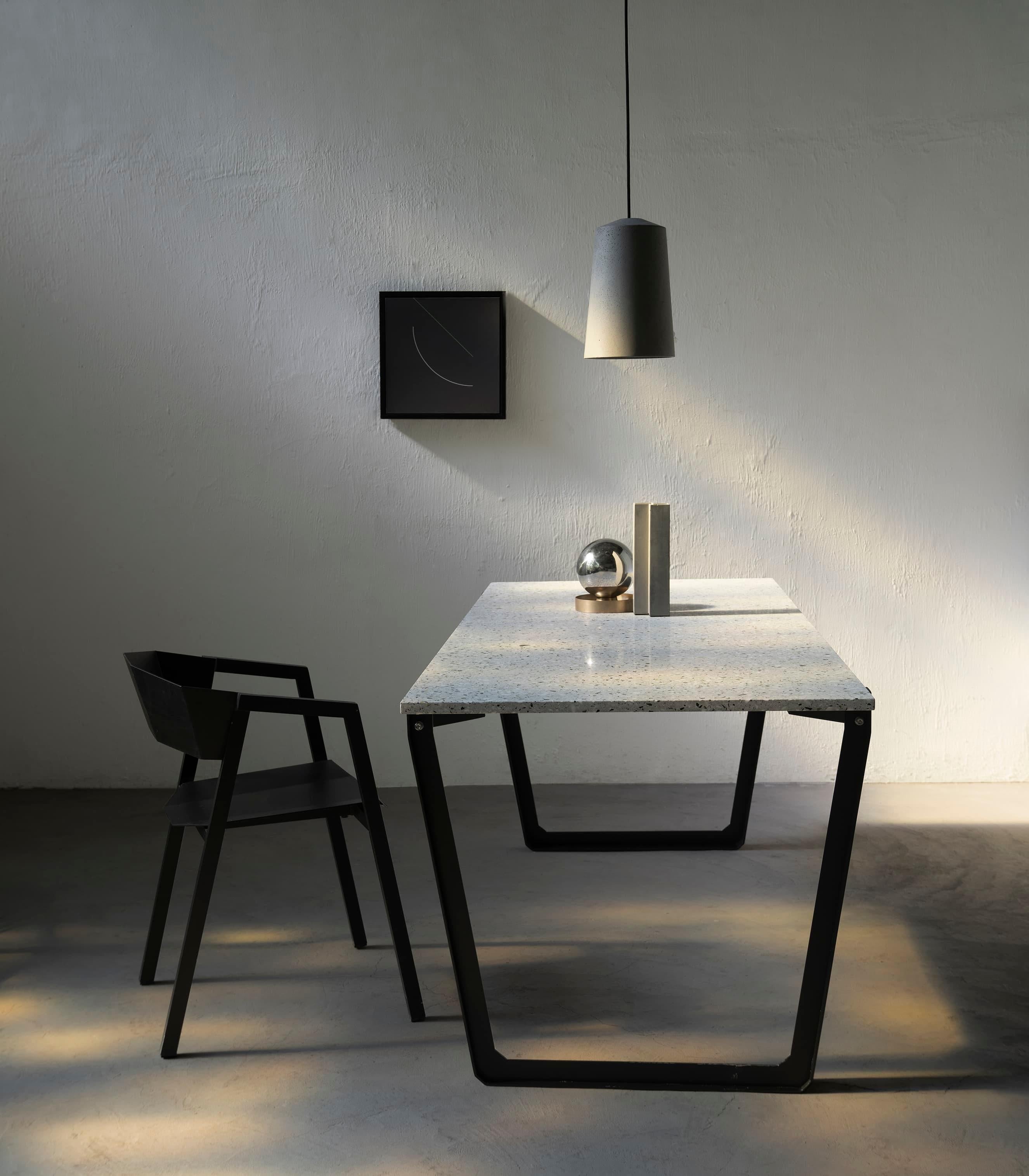 nIAN est une salle à manger (version terrazzo)
par Bentu design

Plateau de table : Terrazzo blanc
Base de la table : Acier revêtu par poudre


Les meubles de Bentu Design tirent leur singularité de la simplicité de leurs formes et de leurs