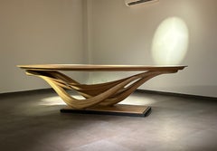 Tavolo da pranzo n. 3 Serie Fluentum - legno di quercia rossa curvato by raka studio