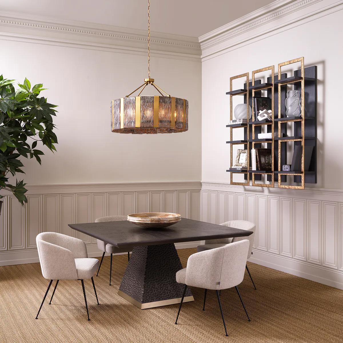 Cette table de salle à manger est fabriquée en placage de chêne ébène et présente une élégante finition en laiton, combinant de riches tons de bois foncé avec des accents métalliques raffinés. La table de salle à manger carrée se distingue par une