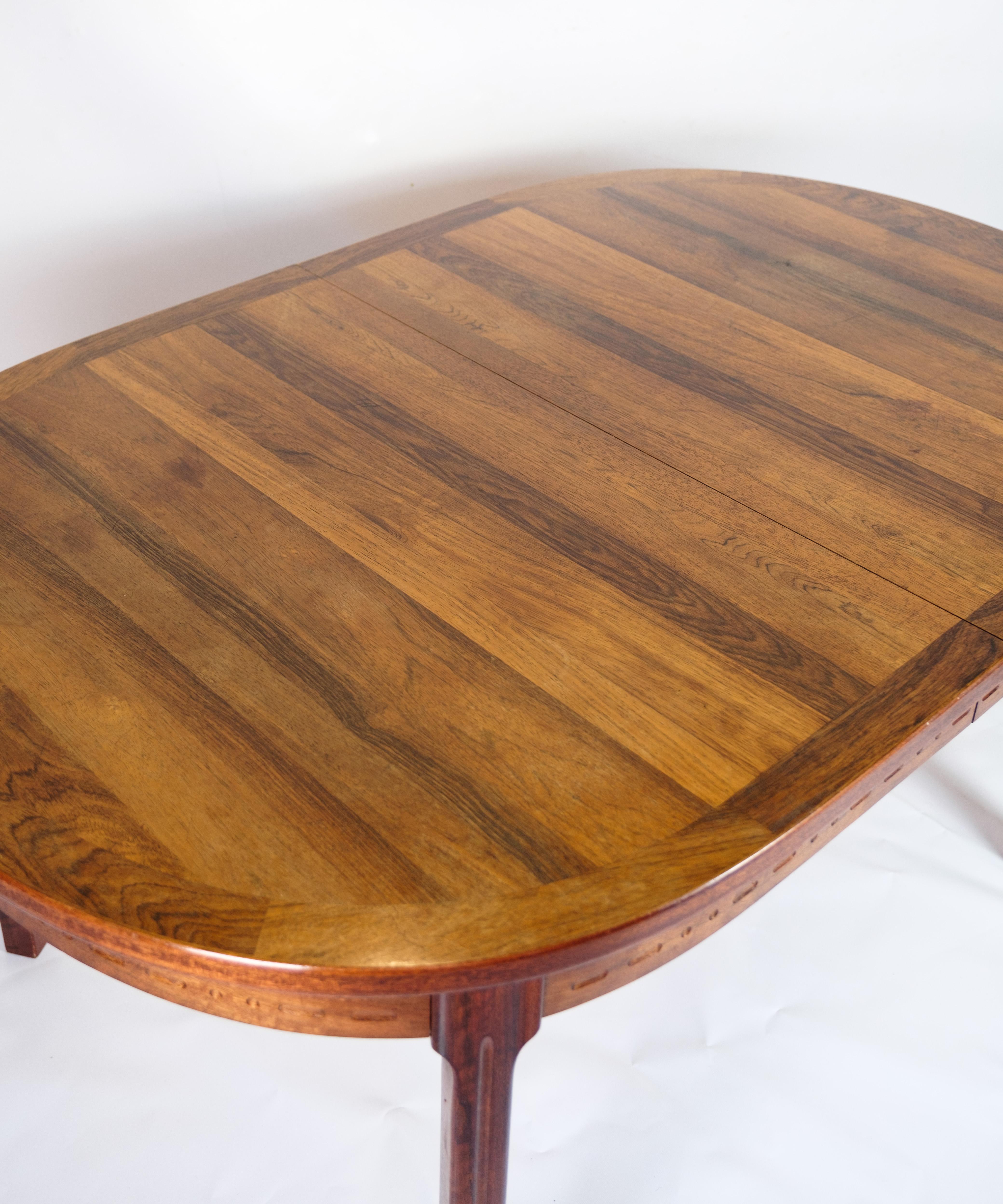Walnut Dining table of Danish design made in walnut from around the 1960s For Sale