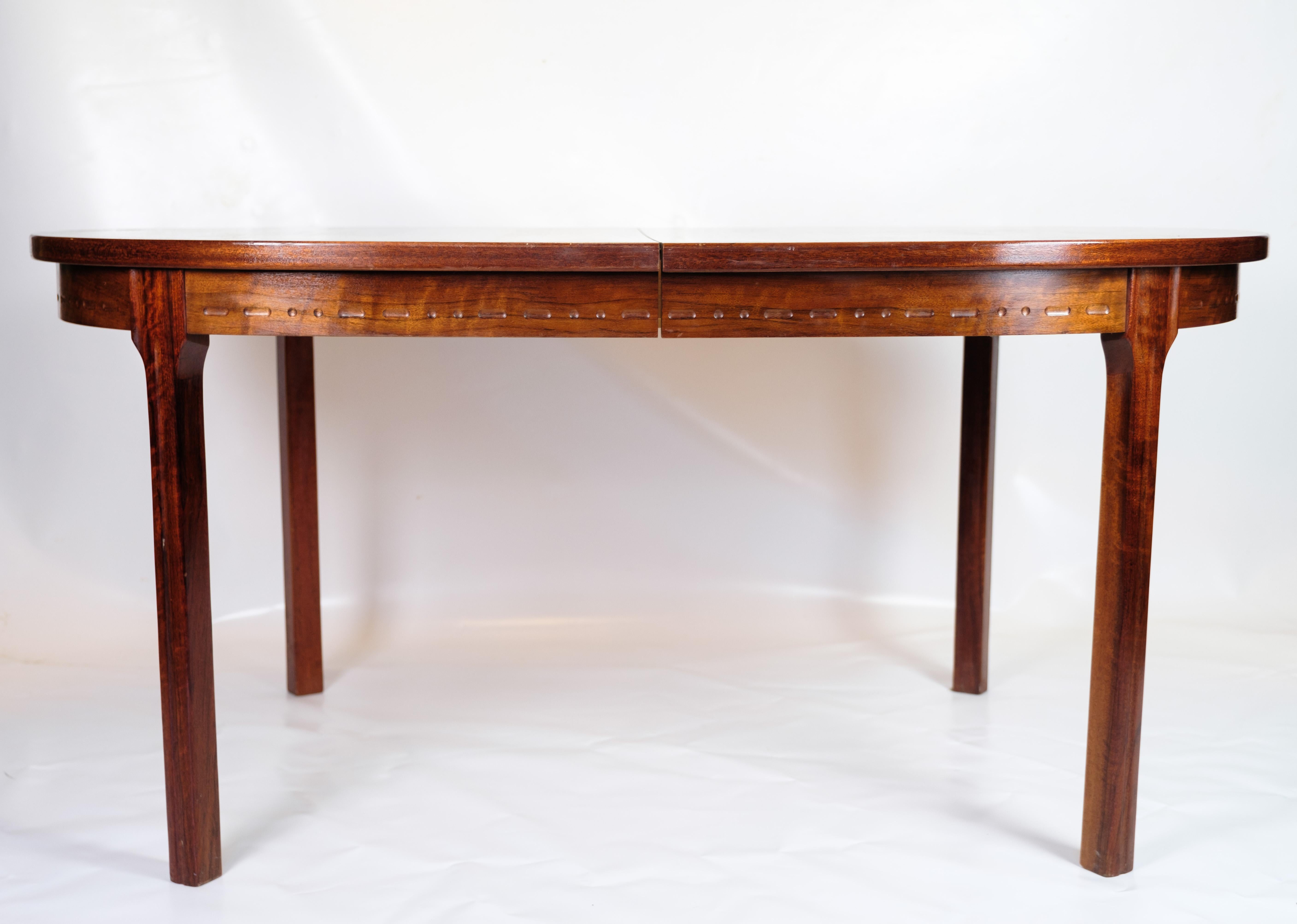 Dining table of Danish design made in walnut from around the 1960s For Sale 1