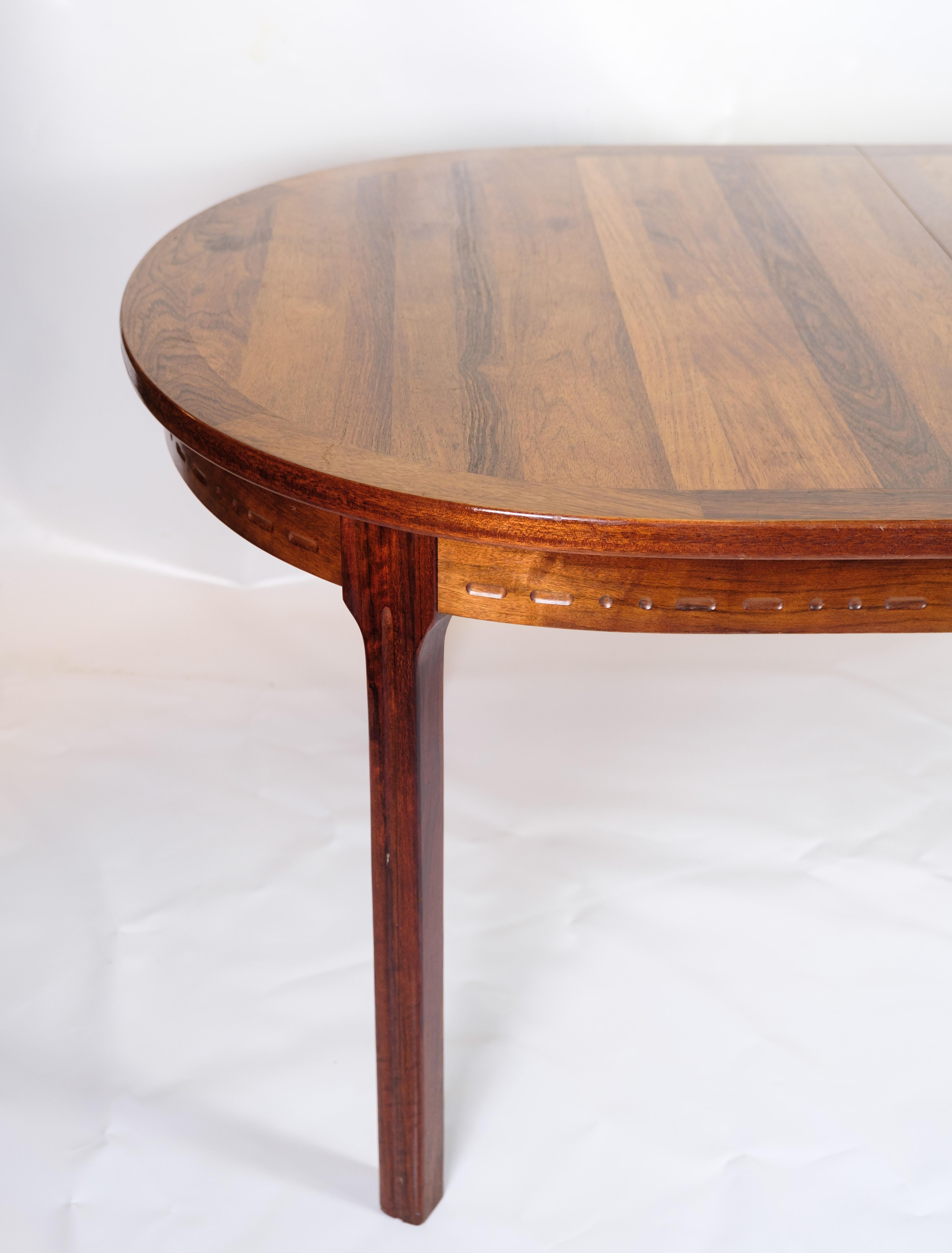 Dining table of Danish design made in walnut from around the 1960s For Sale 2