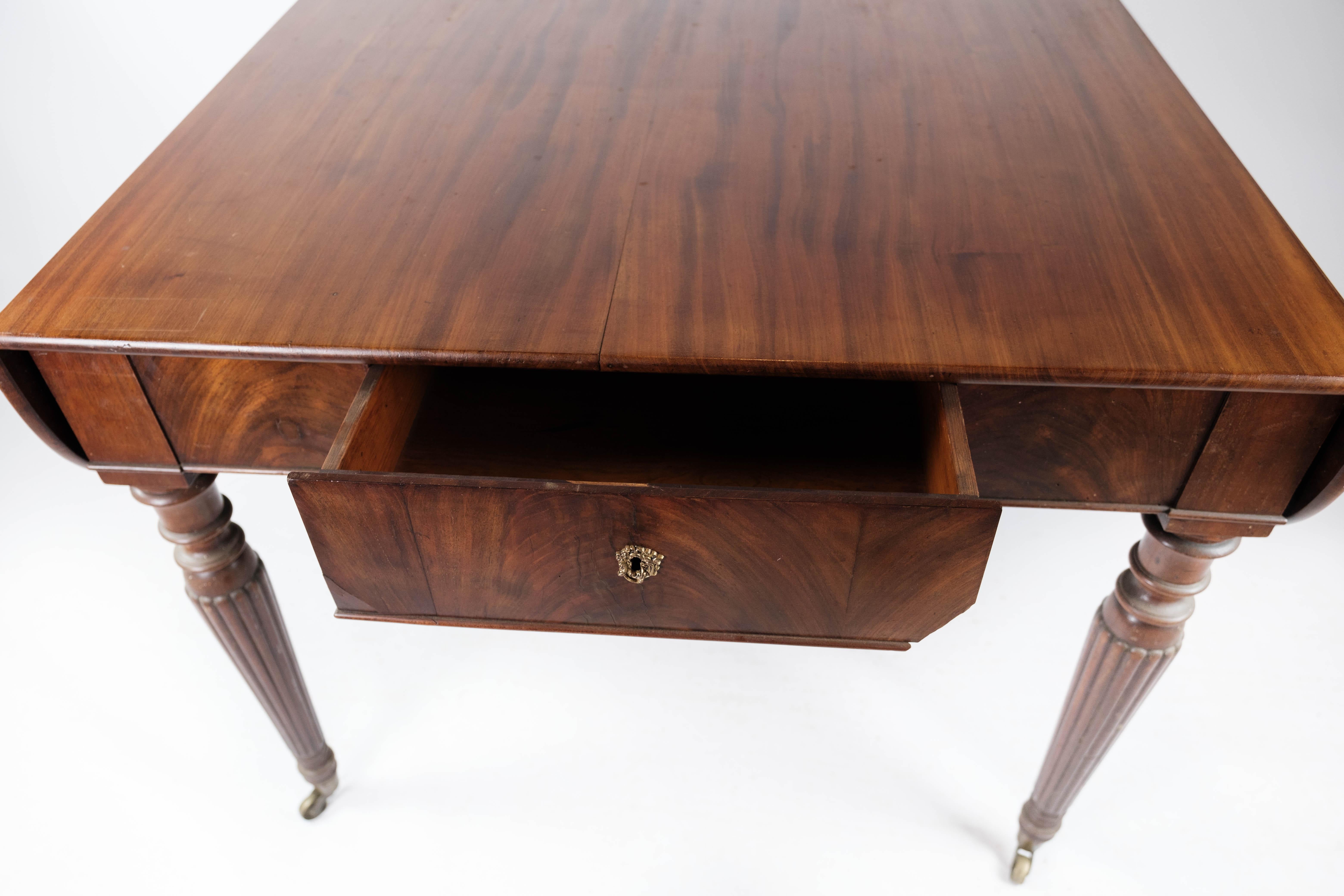 Milieu du XIXe siècle Table de salle à manger ancienne avec rallonges en acajou des années 1840 en vente