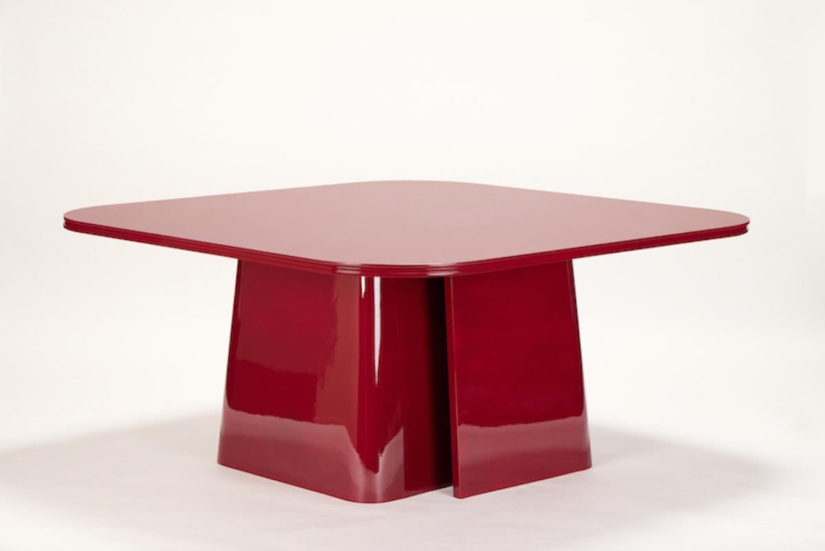 OOMA non è solo un tavolo da pranzo. È un invito, un'esperienza multiforme. Innanzitutto, cattura l'attenzione con il suo colore. Opaca o lucida, la lacca è onnipresente. La sua linea è notevole senza essere massiccia; è un pezzo singolare e