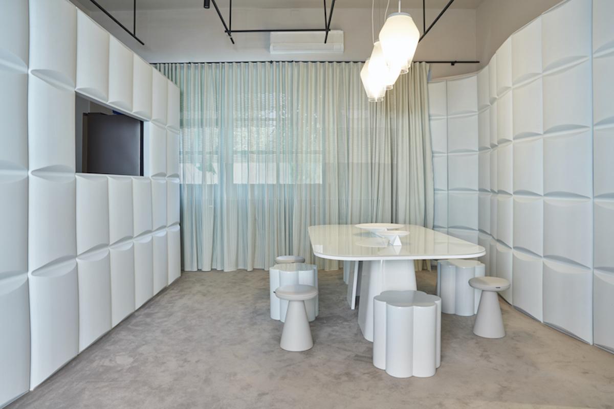Tavolo da pranzo, OOMA, di REDA AMALOU DESIGN, 2020, Laccato, Piano in vetro, 160 cm In condizioni Nuovo in vendita a Paris, FR