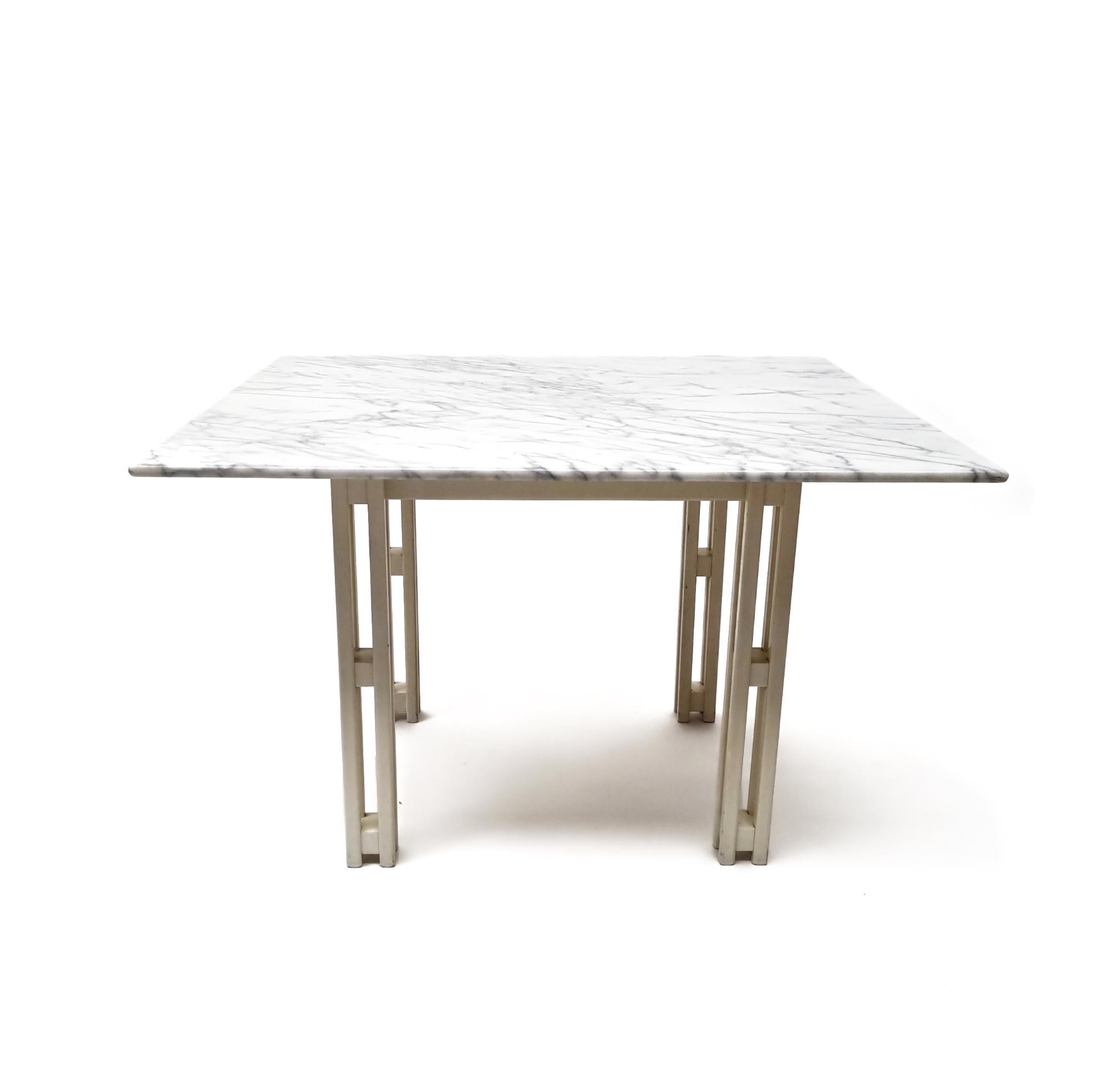 Elevate your dining experience with this Italian marble and beechwood dining table!

The elegance of its square design is complemented by a beautifully flamed Carrara marble top, while the white beechwood legs add a touch of sophistication.

In good
