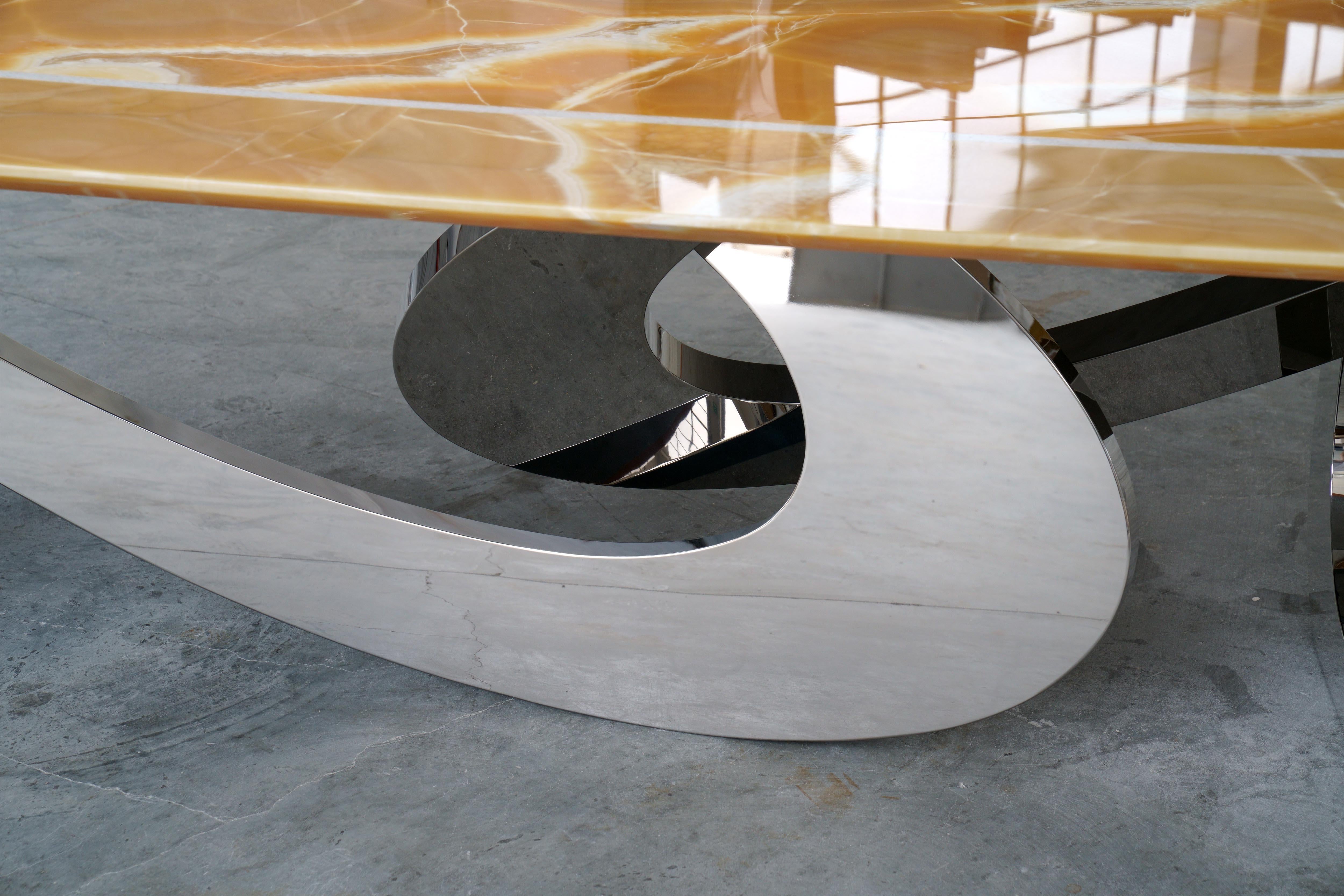 Poli Dining Table Orange Onyx Sculpture Mirror Steel White Marble Inlay Made in Italy en vente
