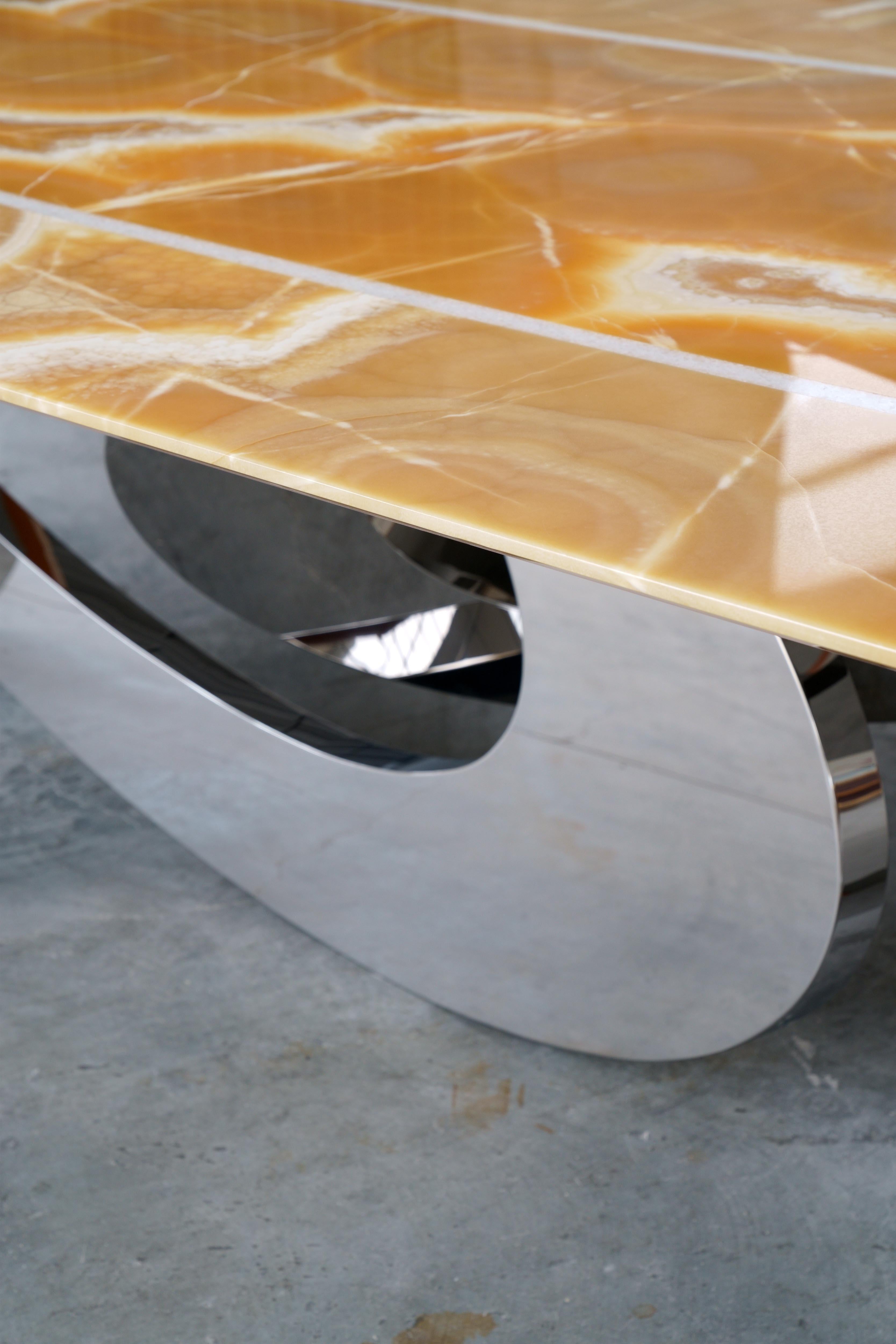 XXIe siècle et contemporain Dining Table Orange Onyx Sculpture Mirror Steel White Marble Inlay Made in Italy en vente