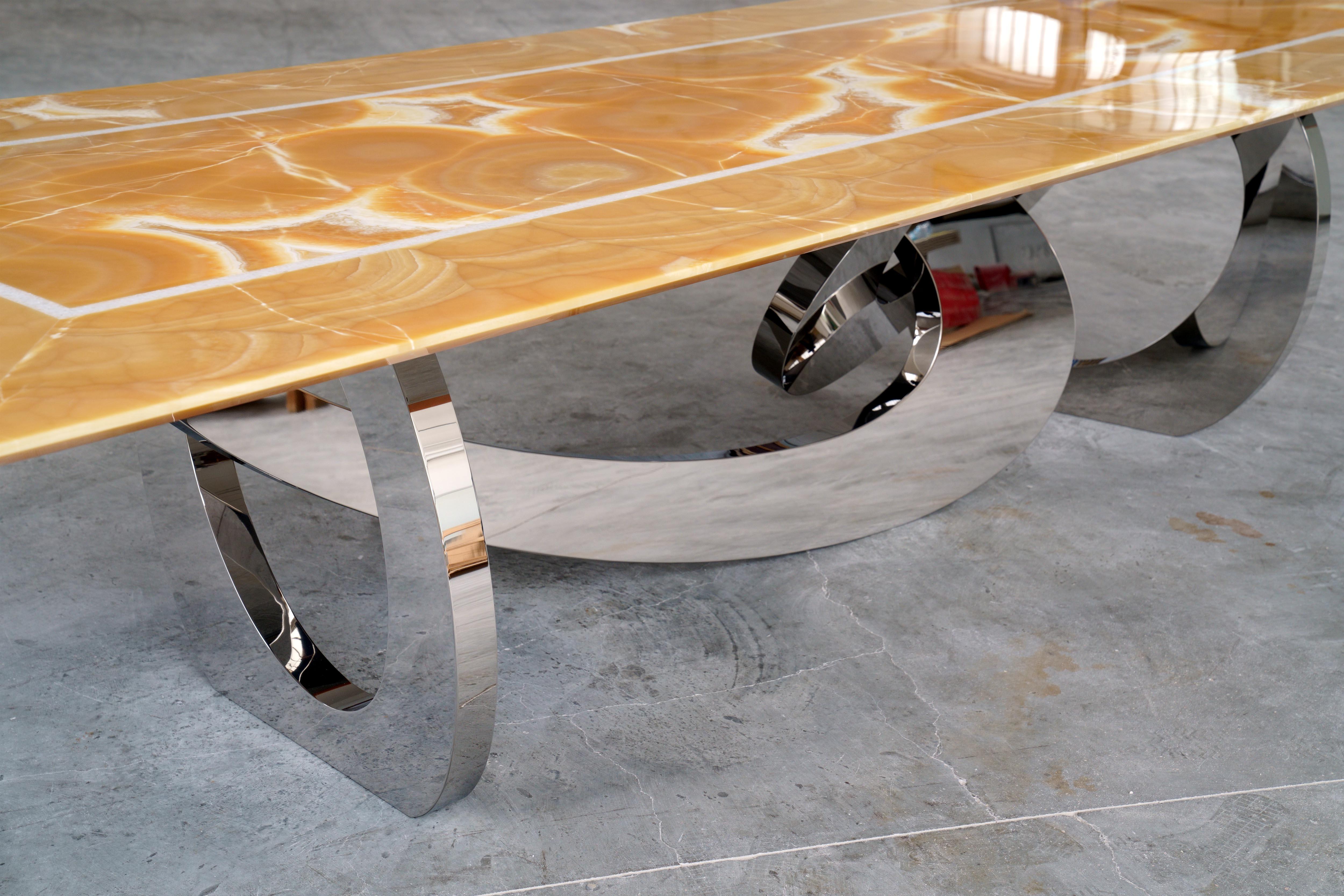 Dining Table Orange Onyx Sculpture Mirror Steel White Marble Inlay Made in Italy en vente 1