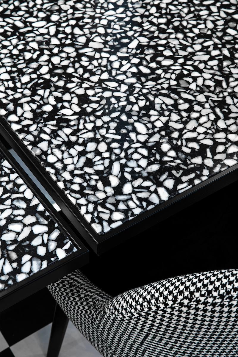 La table à manger Praga est une pièce qui combine des bases d'inspiration Art Déco/Bistrot avec des plateaux en terrazzo en quatre couleurs disponibles. Son élégance se démarquera dans n'importe quel espace, parfait pour les restaurants et les