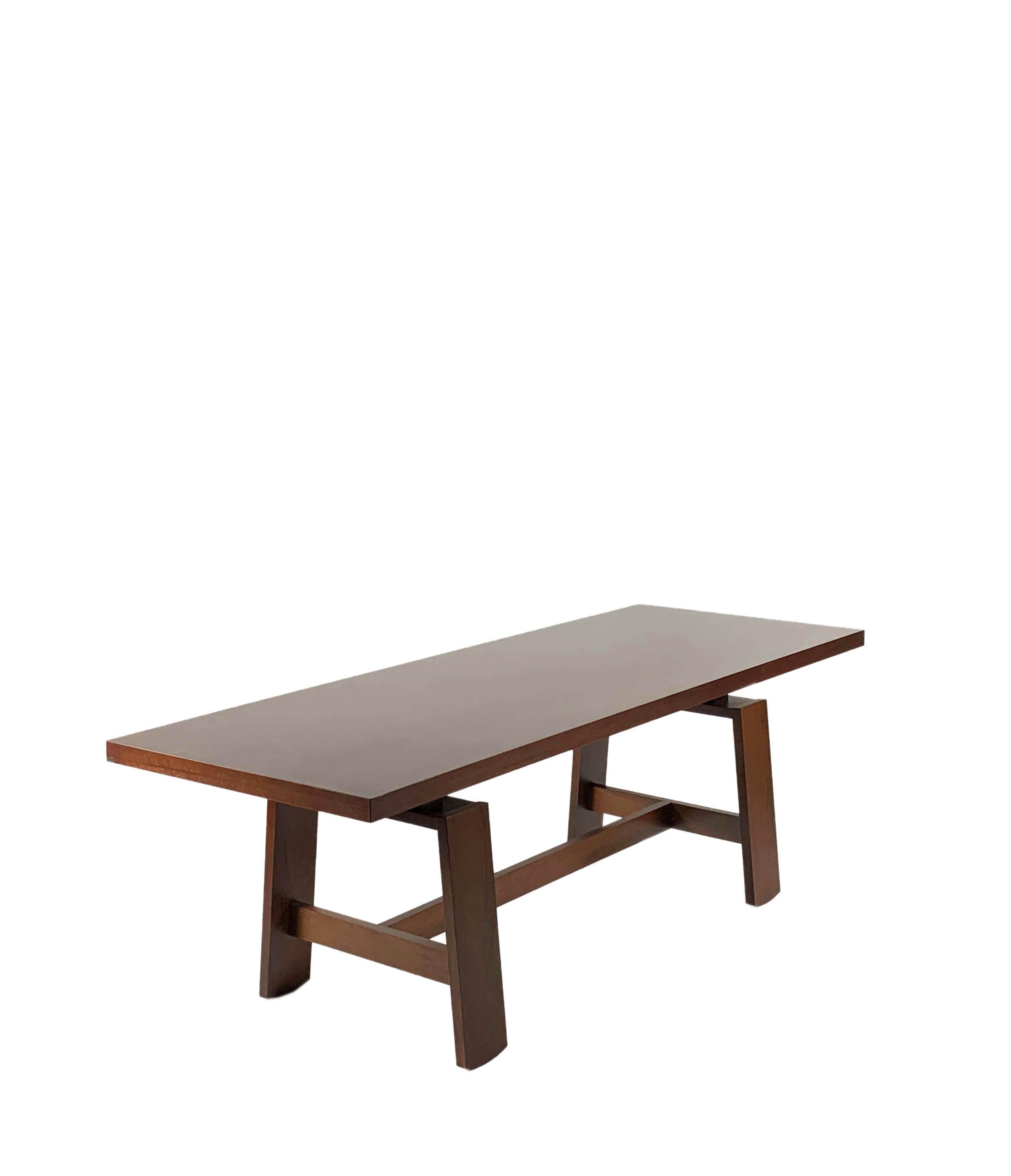 Pranzo est une table de salle à manger clairement inspirée de la tradition de l'ébénisterie lombarde en bois de noyer, qui illustre l'approche essentielle de Silvio Coppola en matière de design ; un design dépourvu d'excès stylistiques éphémères, de