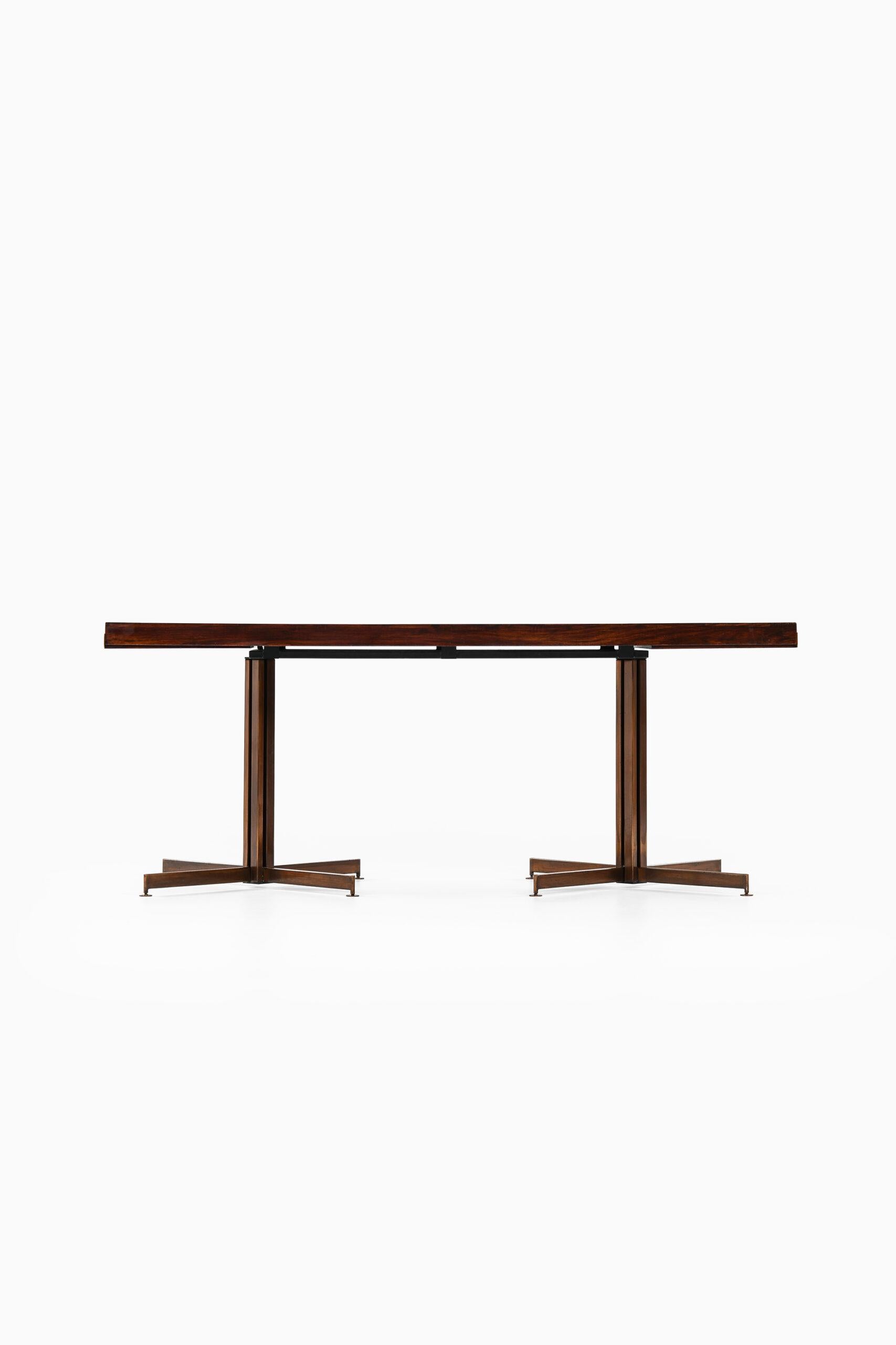 Rare table à manger d'un designer inconnu. Produit en Italie.
Dimensions (L x P x H) : 180,5 ( 256 ) x 84 x 72 cm.