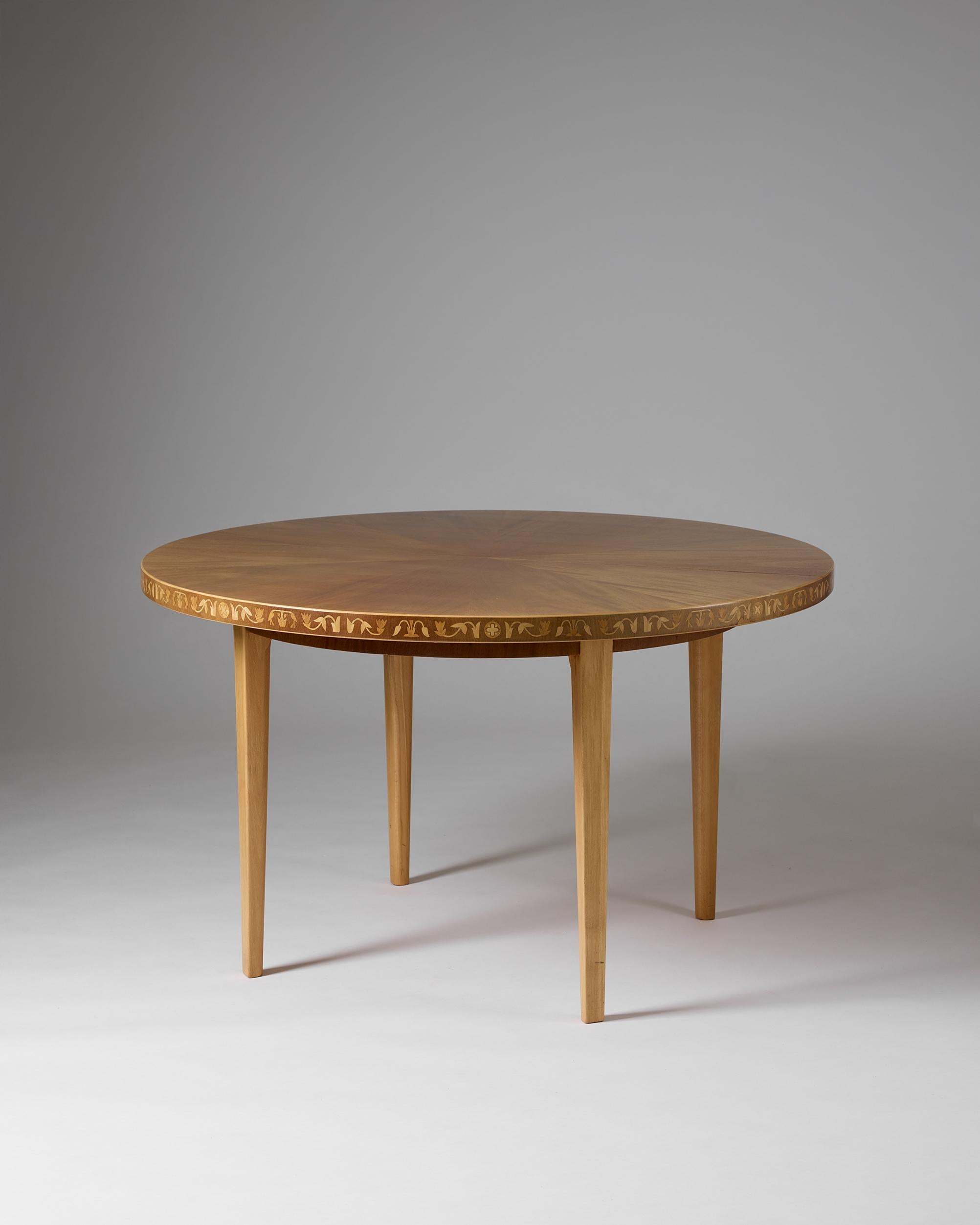 Table de salle à manger pyramid, conçue par Carl Malmsten Suède, années 1940 Bon état - En vente à Stockholm, SE