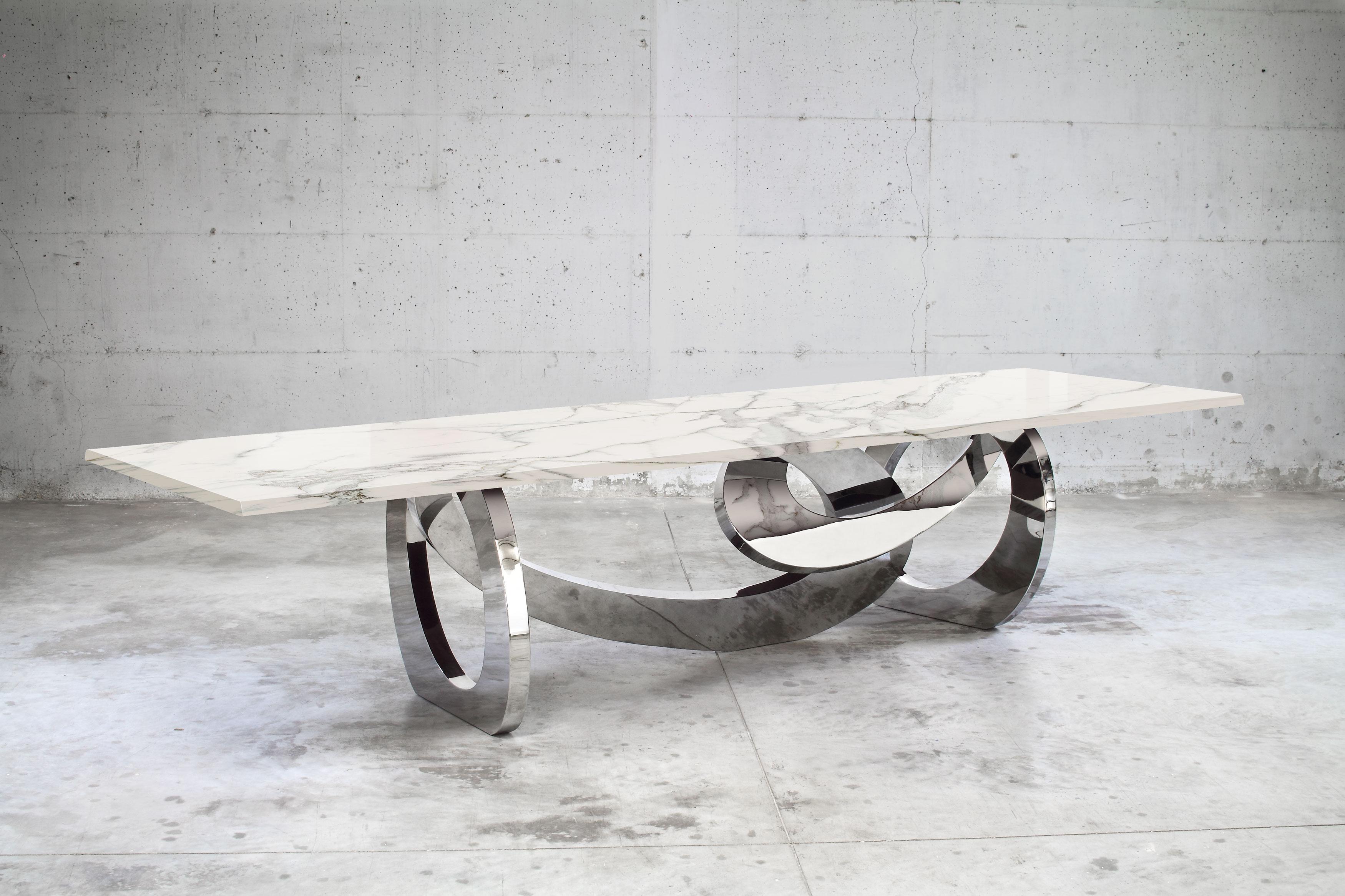 XXIe siècle et contemporain Table de salle à manger Sculptural 24 Kt Gold Mirror Steel Base Black Marquina Marble Top en vente