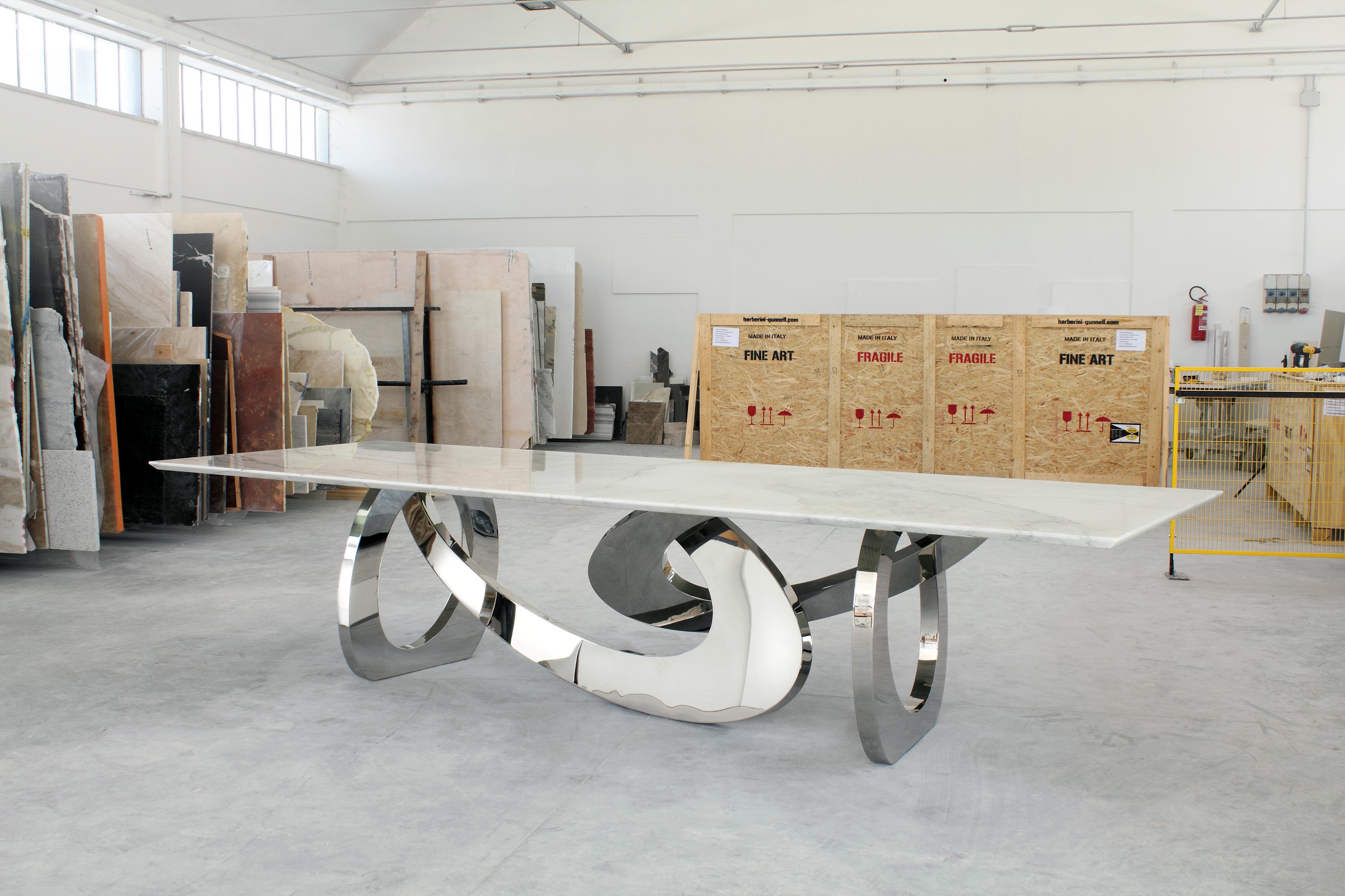 Table de salle à manger Sculptural 24 Kt Gold Mirror Steel Base Black Marquina Marble Top en vente 2
