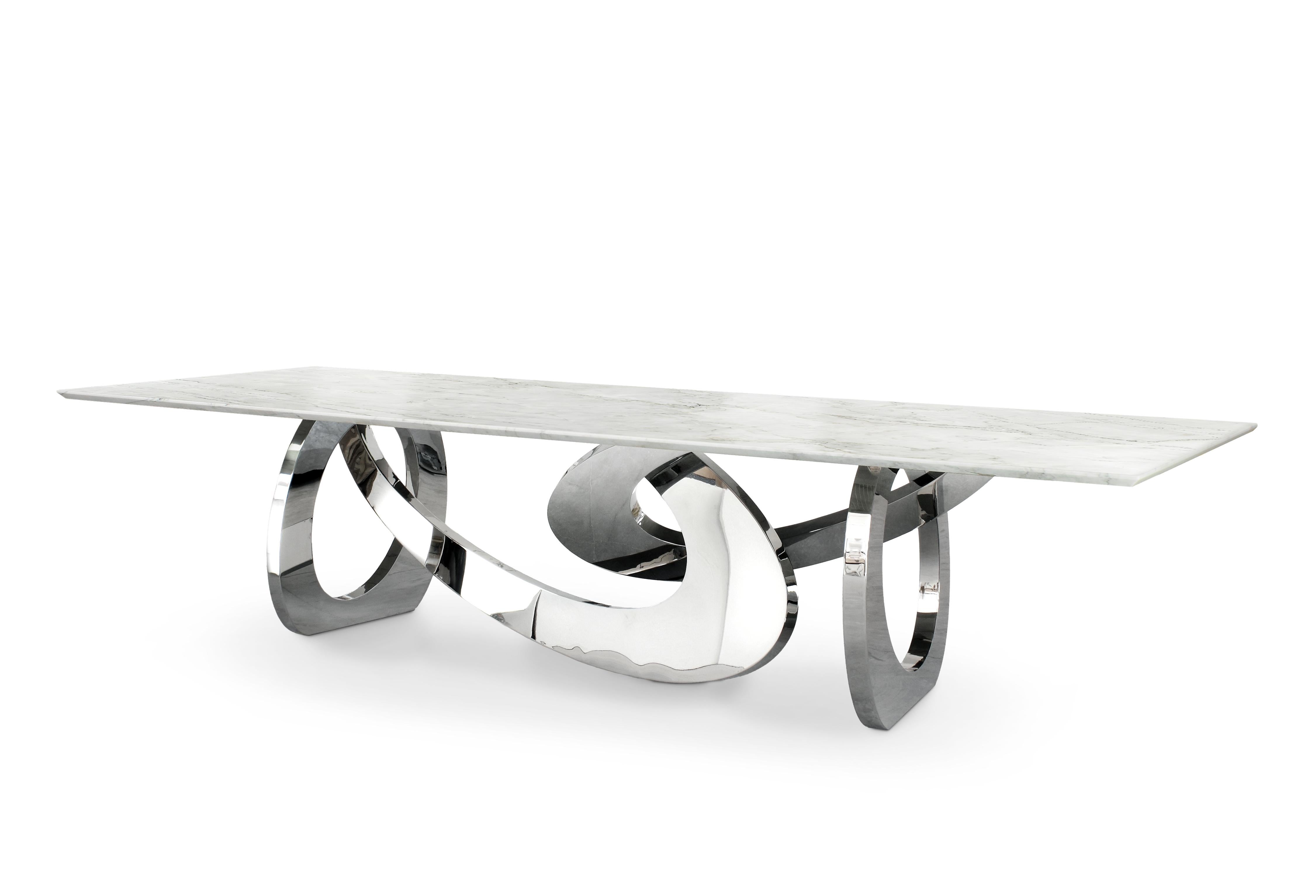La table 'Bangles Stone' est une importante table de salle à manger sculpturale avec une structure en acier inoxydable poli miroir et un plateau en quartzite de Tahiti (Origine : Brésil). Chaque bracelet est soudé et poli à la main. La finition