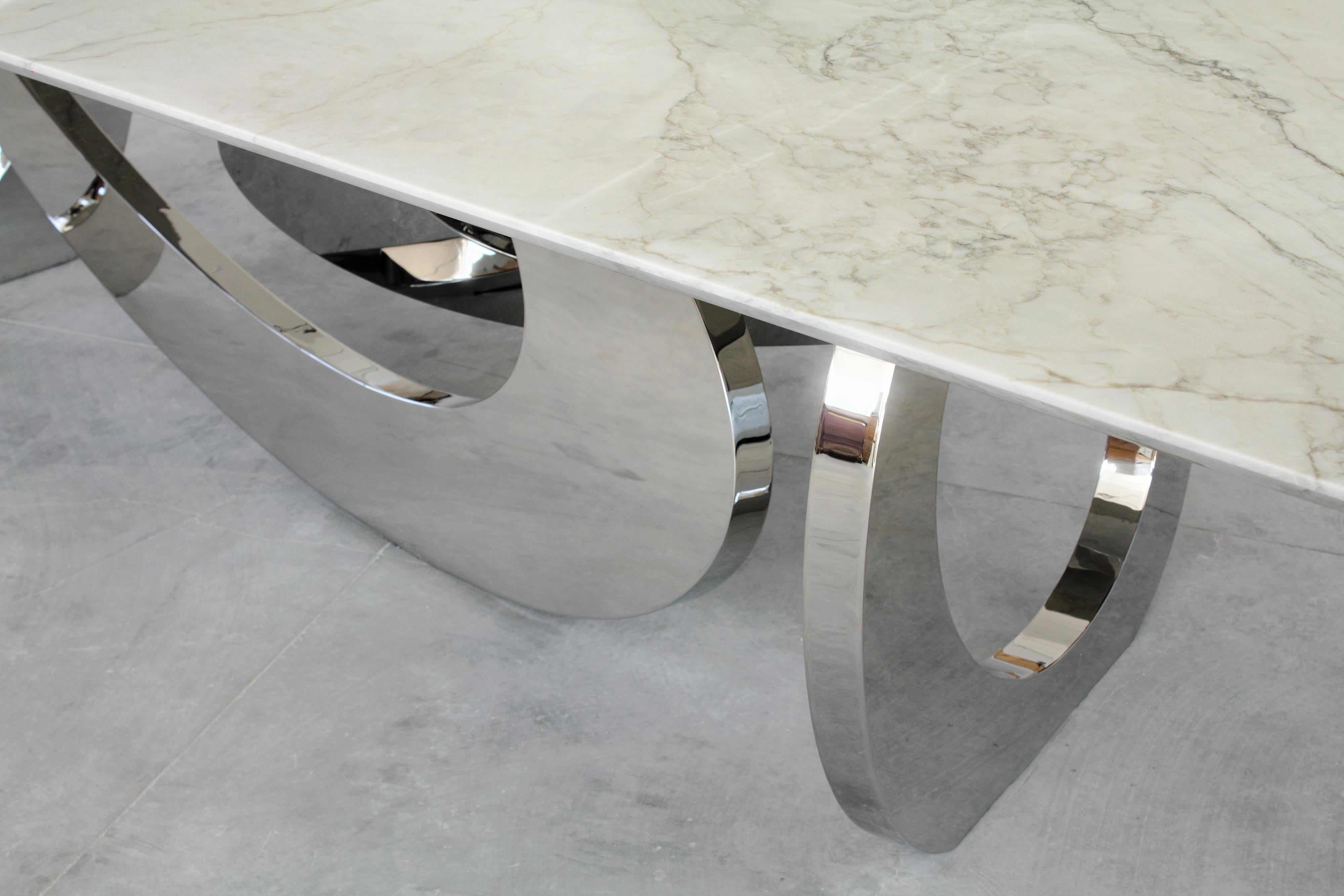 XXIe siècle et contemporain Sculpture de table de salle à manger à pieds annulaires en marbre blanc Miroir en acier, design de collection  en vente