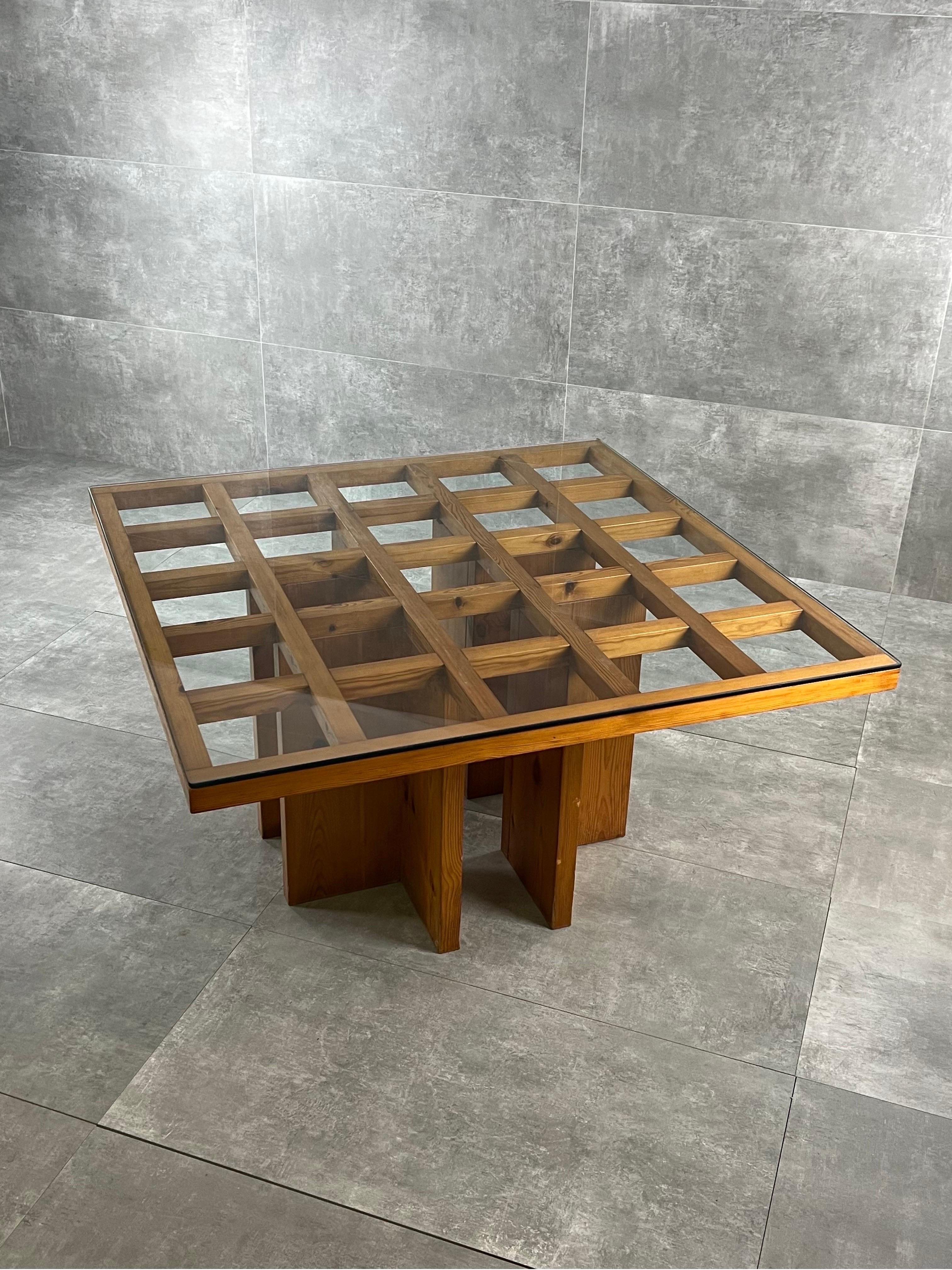 “Regolo” dining table,  designed by Gianfranco Fini in 1975 and manufactured by Poltronova. This table features a pine wood structure with a thick glass top.