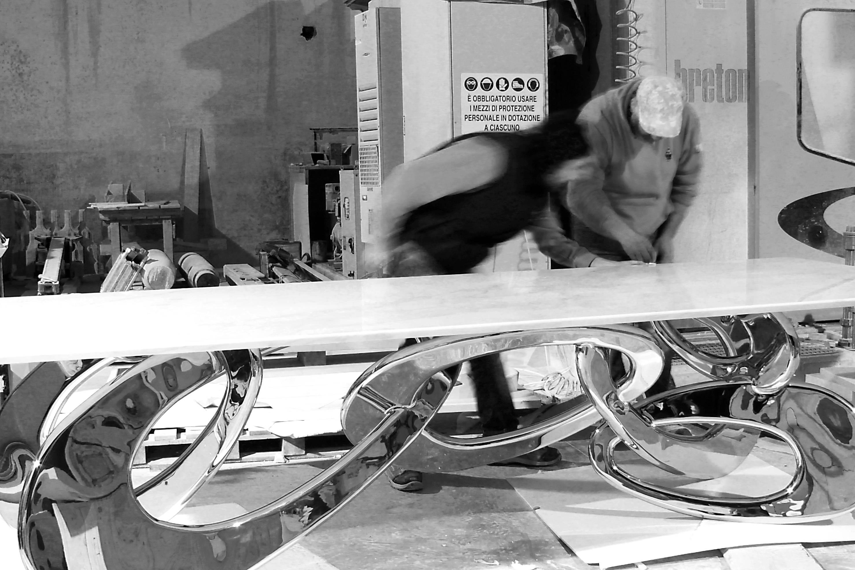 XXI secolo e contemporaneo Tavolo da pranzo Anelli Scultura Marmo Bianco Specchio Acciaio Metallo Design Rettangolare in vendita
