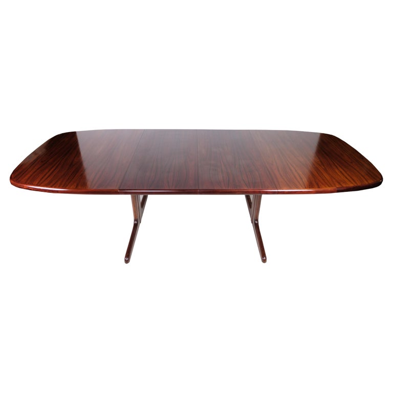 This dining table in rosewood from Skovby Møbelfabrik is a beautiful example of Danish design from the 1960s. The unique structure and color variations of the table in the rosewood tree make it an elegant and timeless design. Overall, this dining