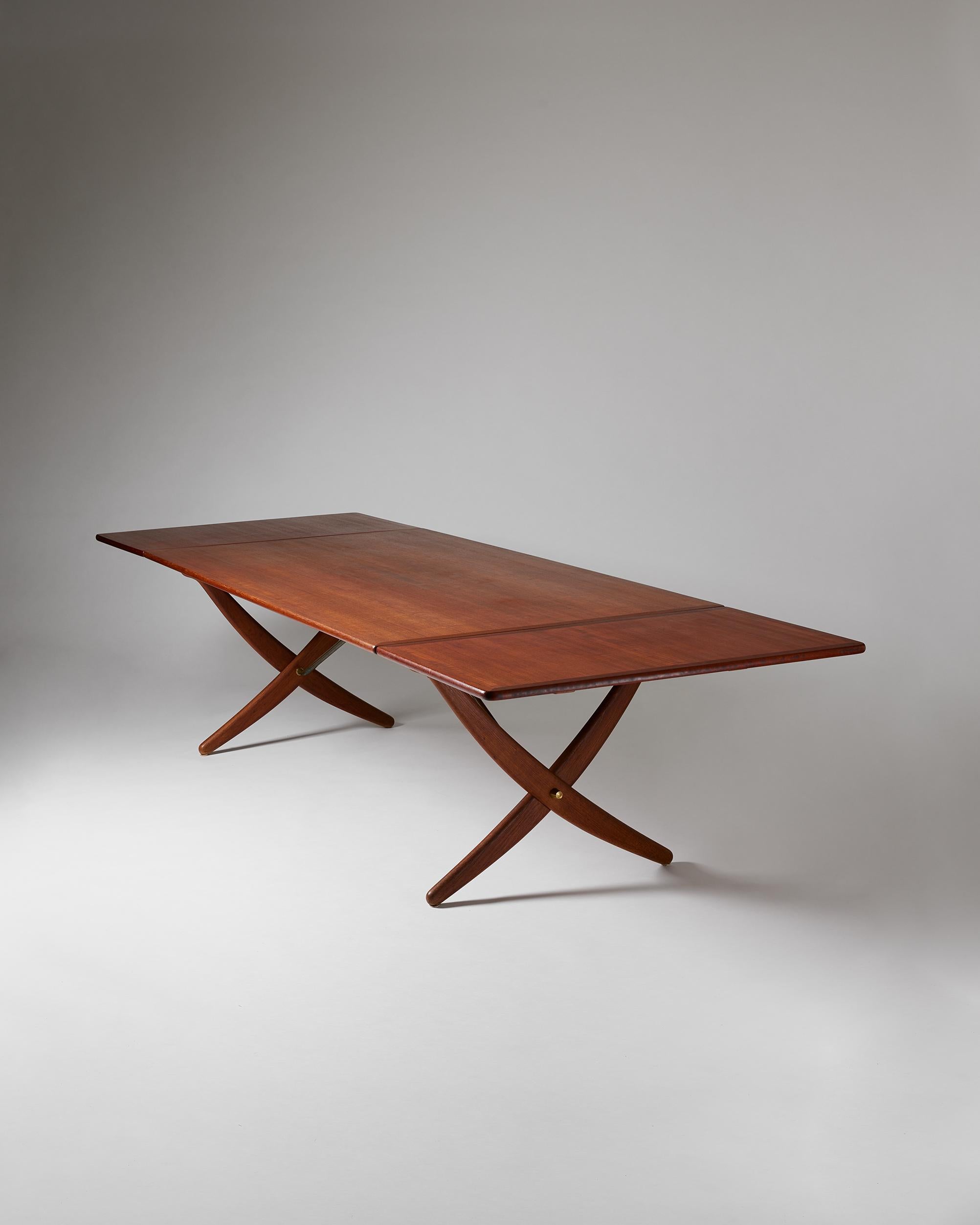 Dining table ‘Sabre Leg’ designed by Hans J. Wegner for Andreas Tuck,
Denmark, 1950s.

Teak, oak and brass.

Stamped.

This is the rare large version of the Sabre Leg table.

H: 72 cm
L: 194 cm
Length when fully extended: 310 cm
W: 105