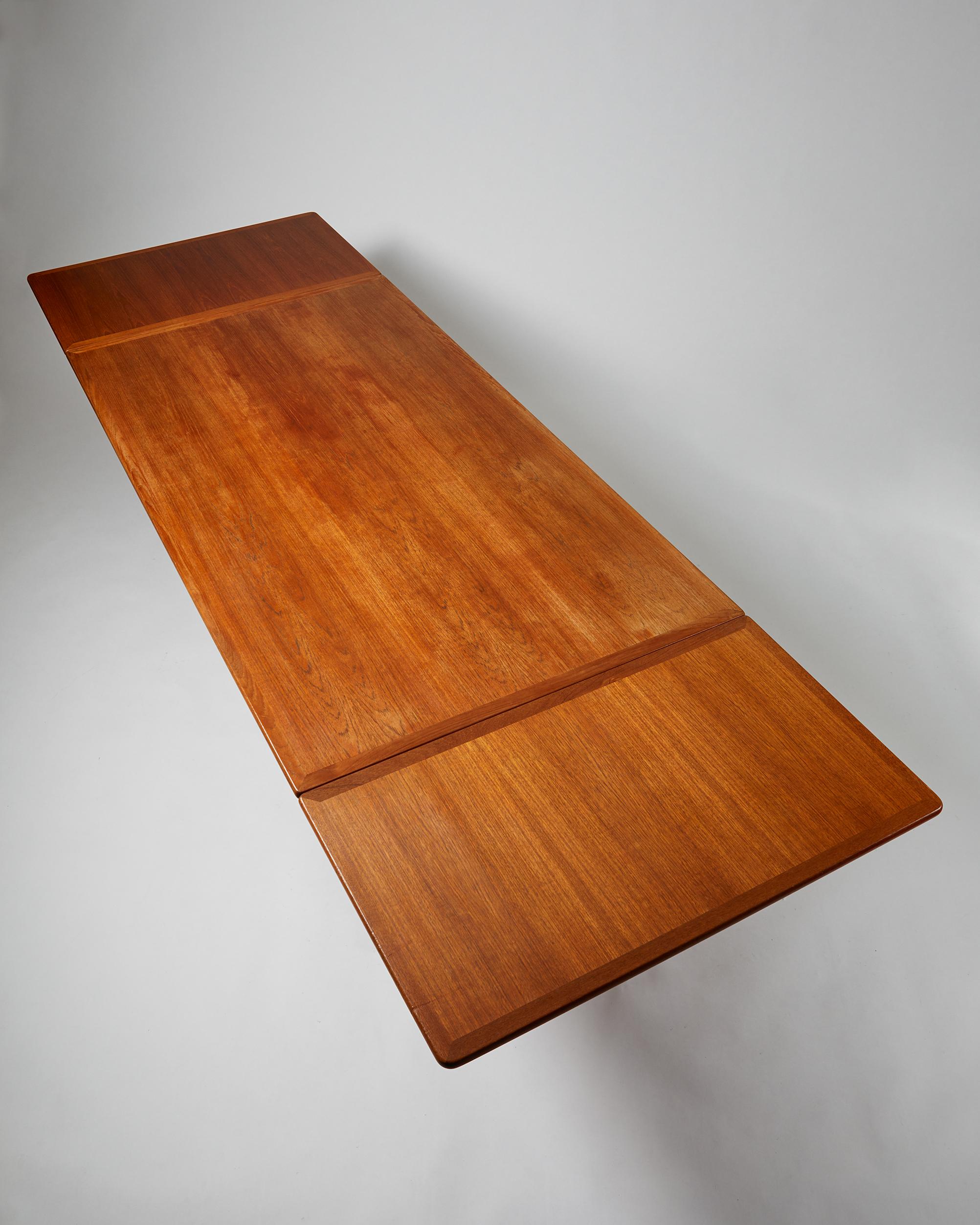 Dining Table “Sabre leg” Designed by Hans J. Wegner for Andreas Tuck, Denmark In Good Condition In Stockholm, SE