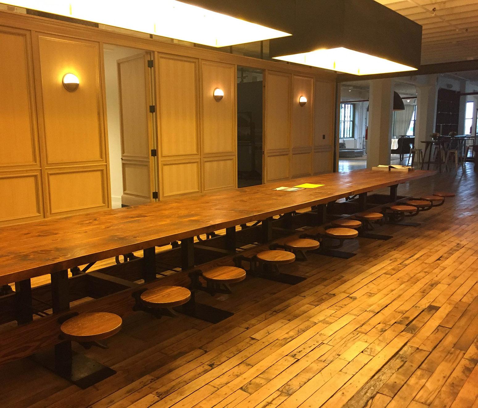 Ensemble de tables de salle à manger vintage industrielles en fonte, bois et acier avec siège pivotant  en vente 8