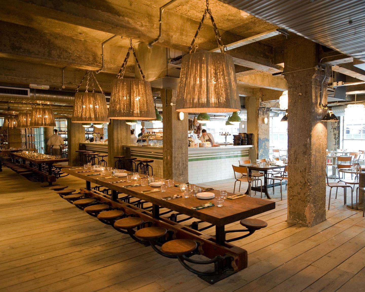 Ensemble de tables de salle à manger vintage industrielles en fonte, bois et acier avec siège pivotant  en vente 2