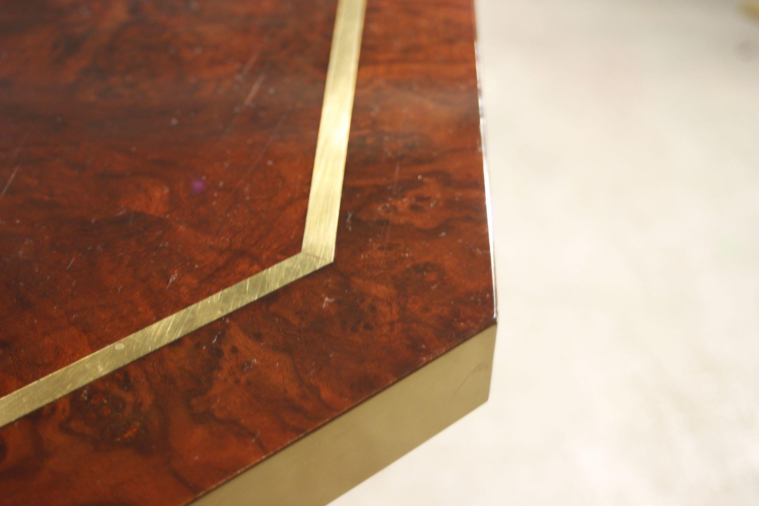Mesa de comedor firmada por Jean Claude Mahey en madera de olmo lacada y latón en venta 2