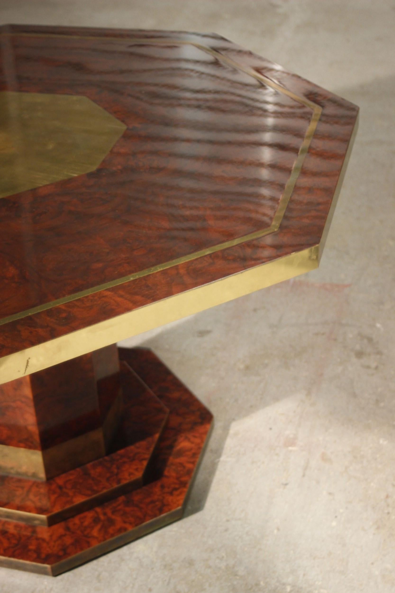 Dining table signed by Jean Claude Mahey in lacquered elm burl and brass In Fair Condition For Sale In STRASBOURG, FR
