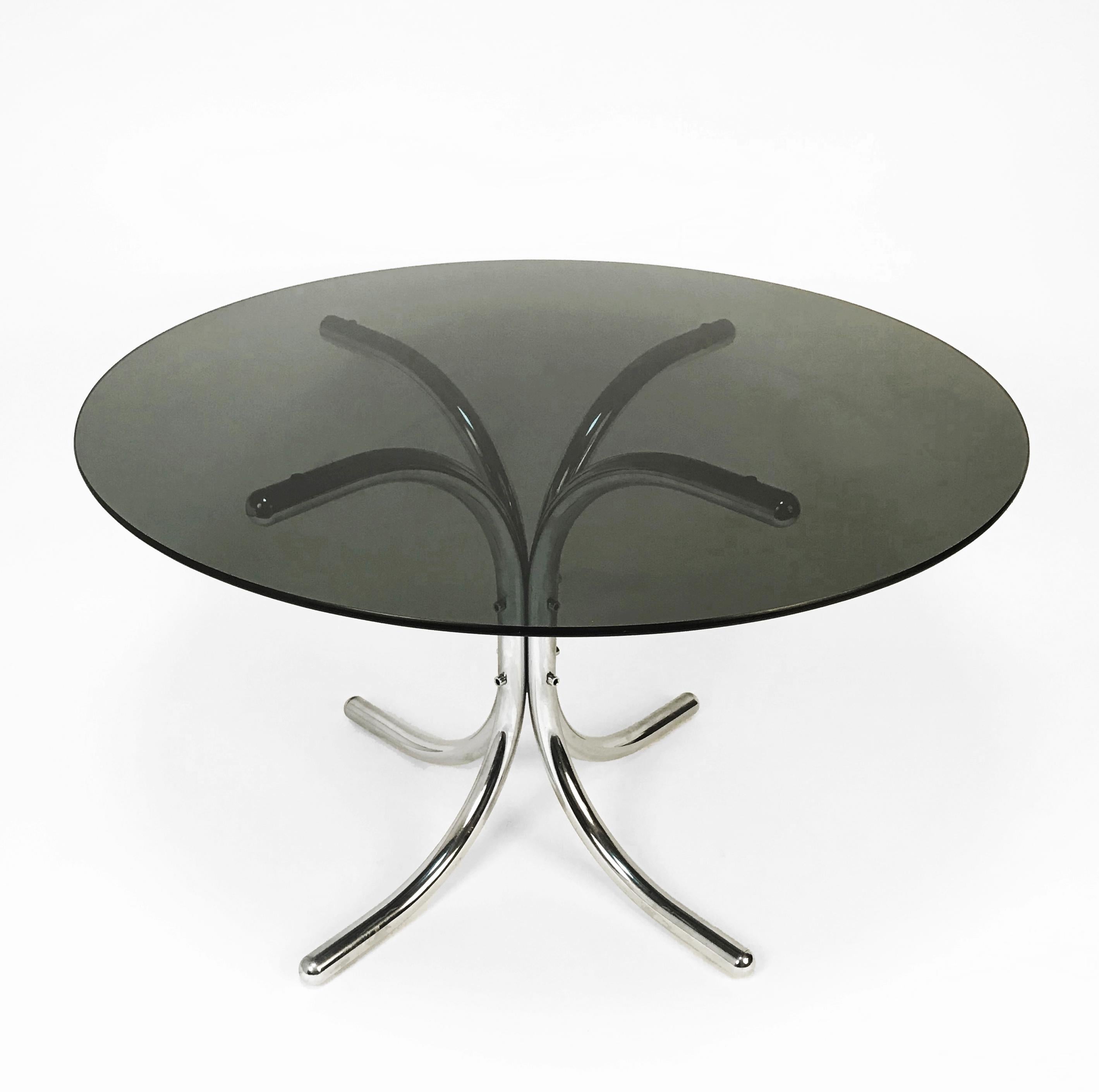 Table de salle à manger italienne, style Giotto Stoppino. Base en métal chromé, plateau en verre fumé. Dimensions : Diamètre : 120 cm.