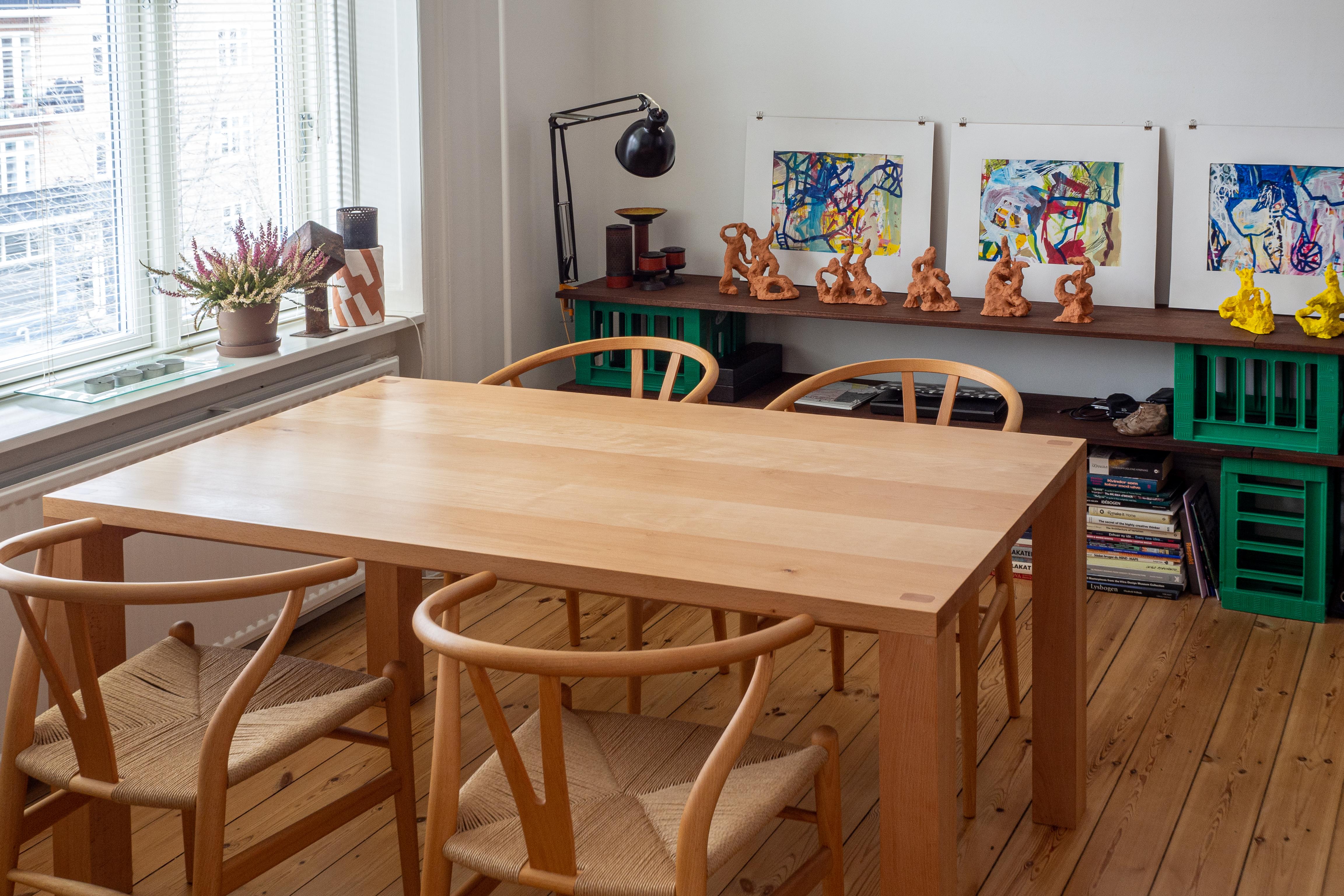Questo tavolo da pranzo minimalista in faggio massiccio dello Studio A Yann Gandon unisce l'artigianato scandinavo alla versatilità quotidiana. Realizzato a mano a Copenaghen, in Danimarca, il design enfatizza le linee pulite, i materiali naturali e